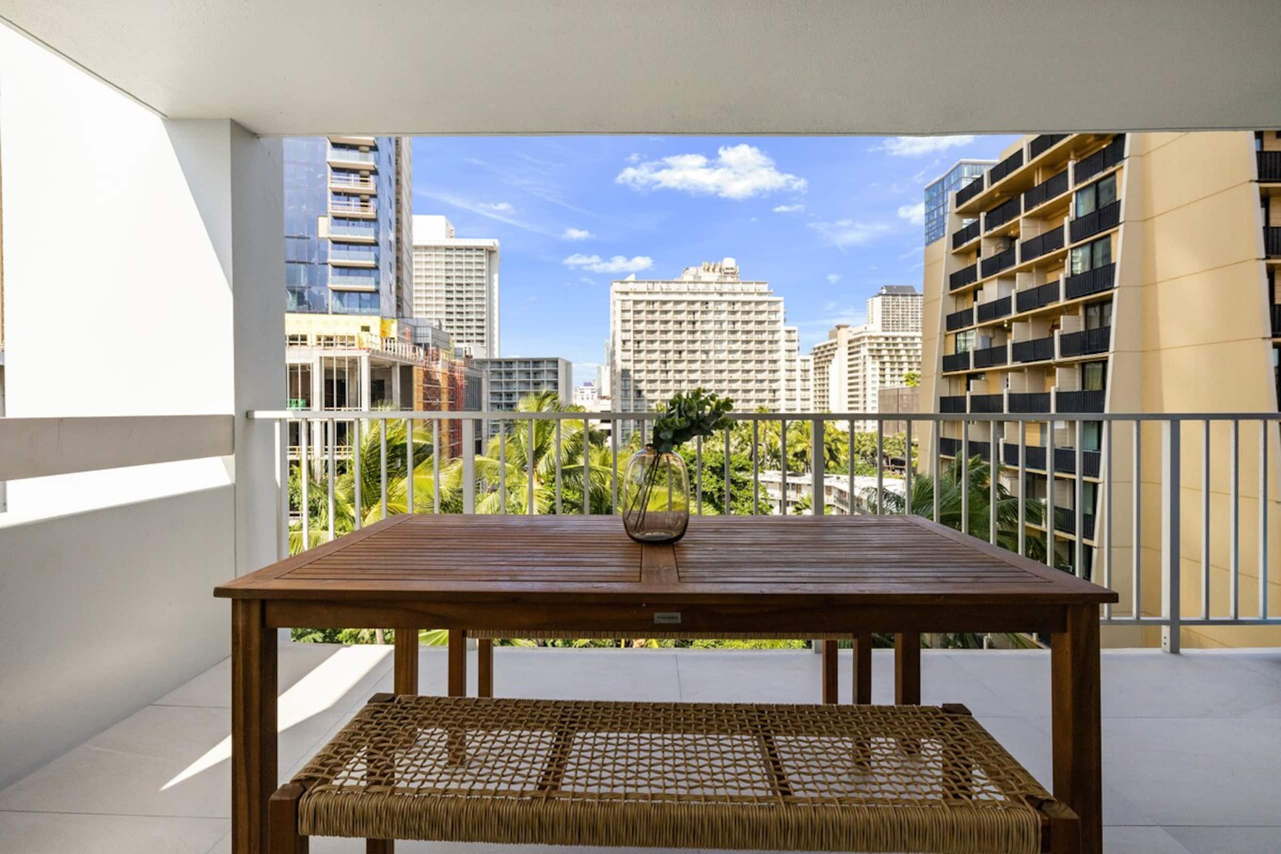 Waikiki Ocean View Retreat – Close to the Beach - Photo 45