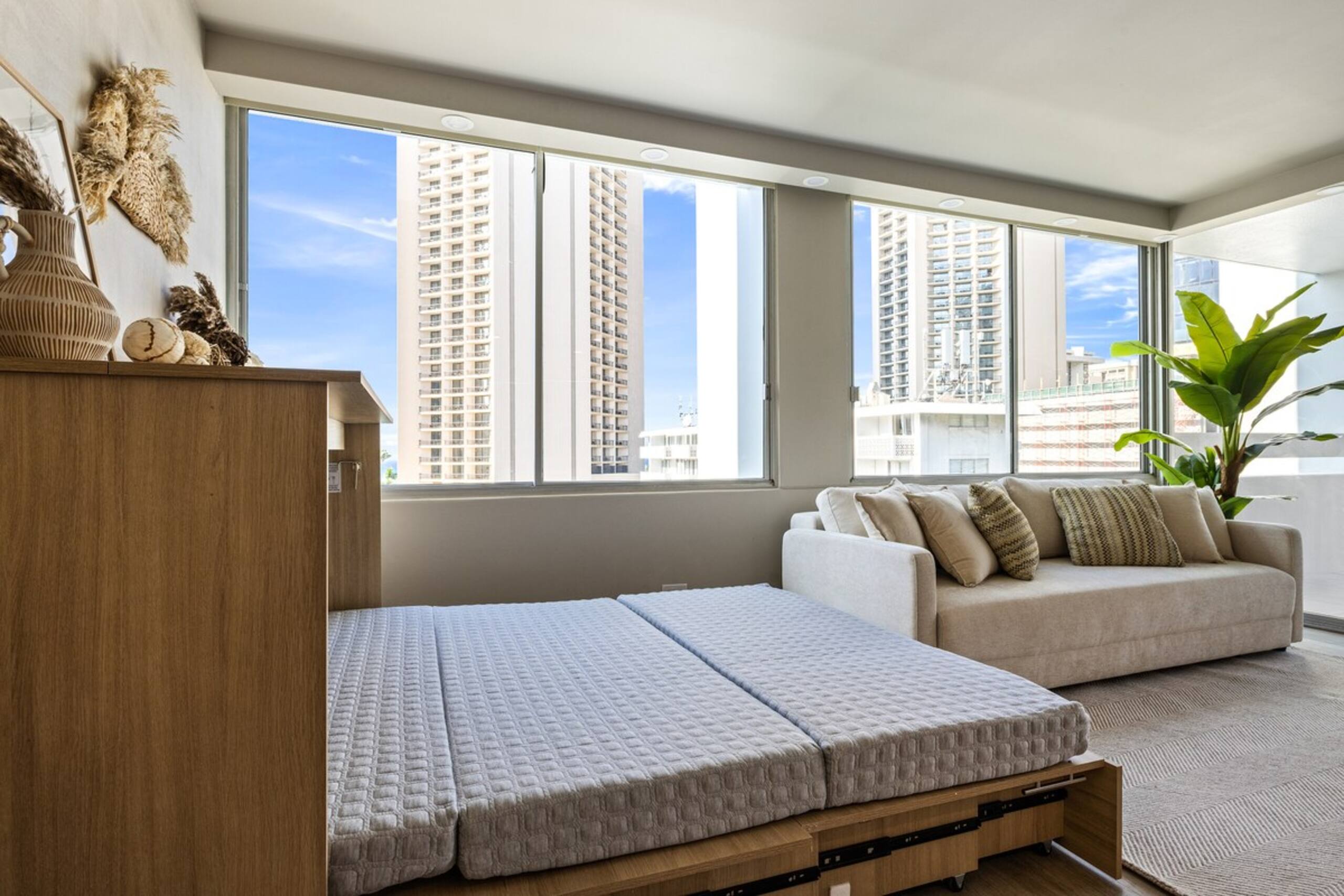 Waikiki Ocean View Retreat – Close to the Beach - Photo 10
