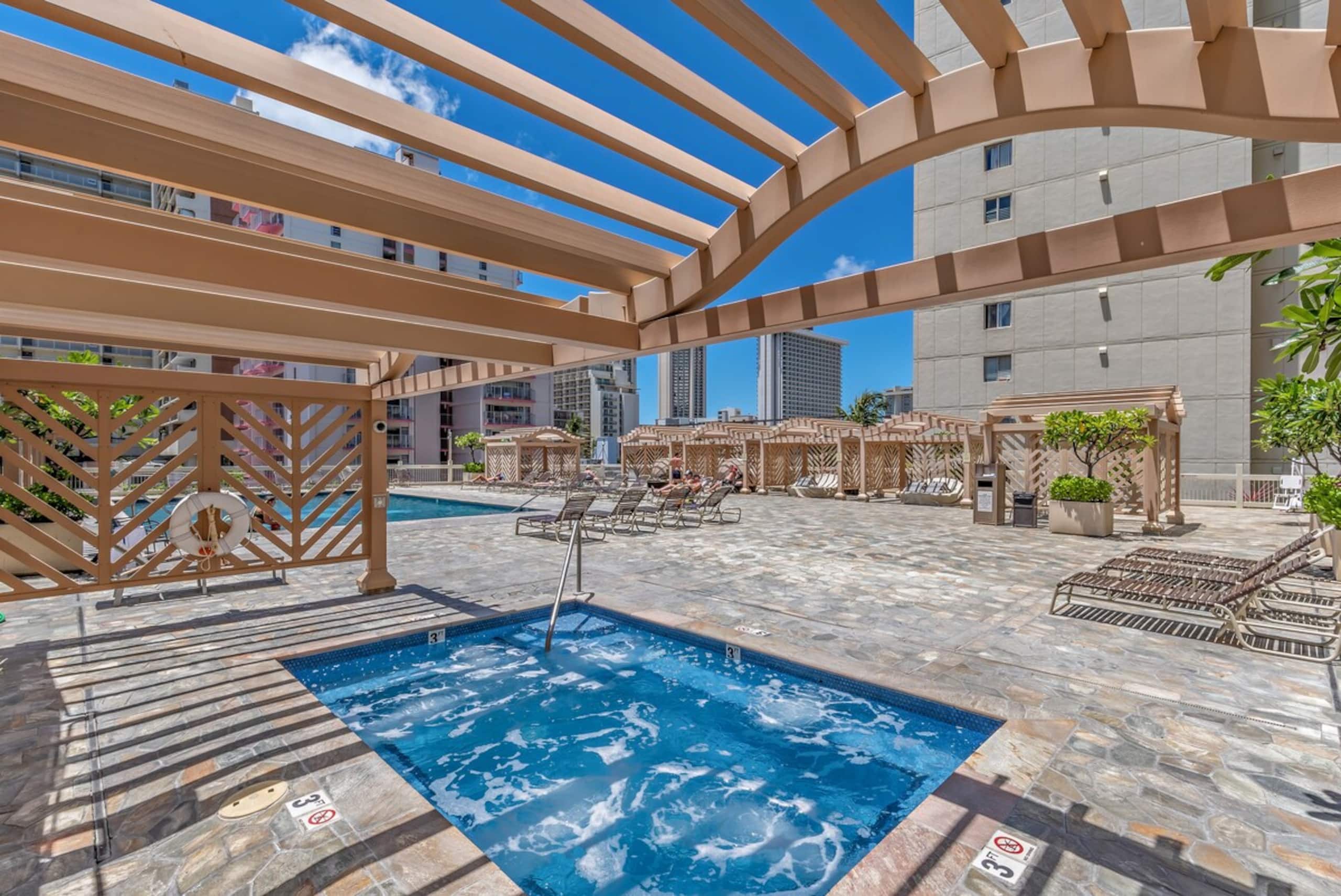 Near Waikiki beach Studio w/ Large Balcony - Photo 18