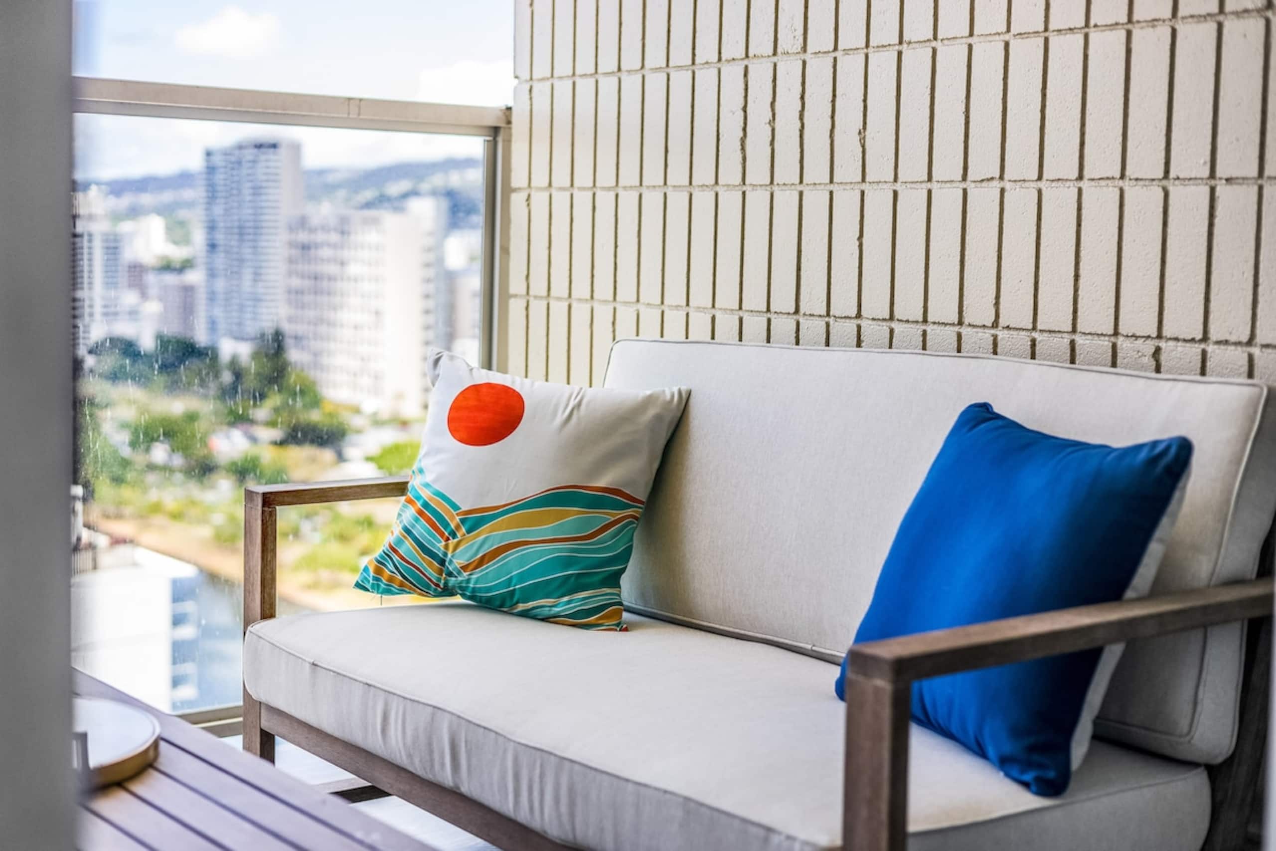 Near Waikiki beach Studio w/ Large Balcony - Photo 15