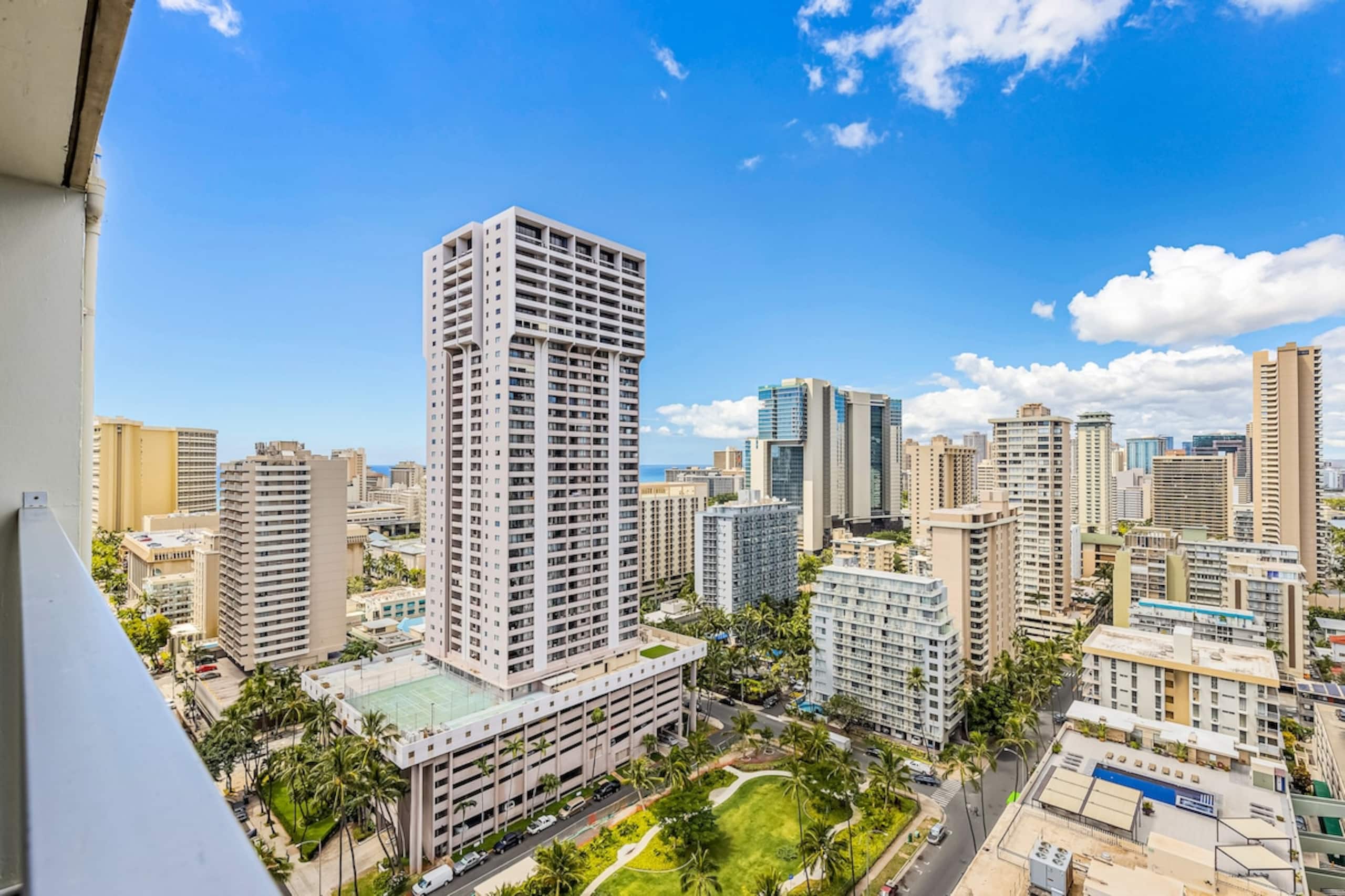 Near Waikiki beach Studio w/ Large Balcony - Photo 22