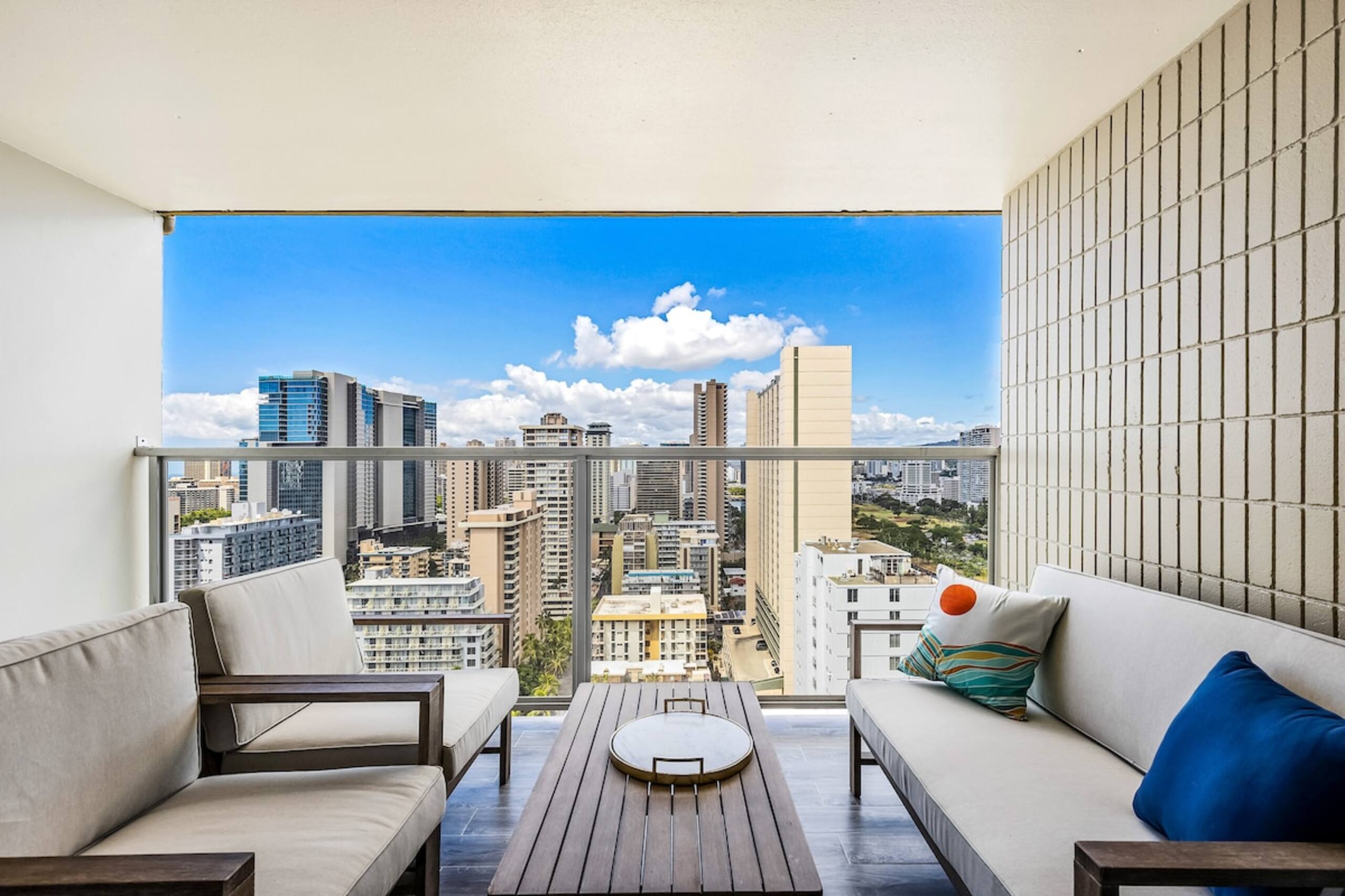 Near Waikiki beach Studio w/ Large Balcony - Photo 4