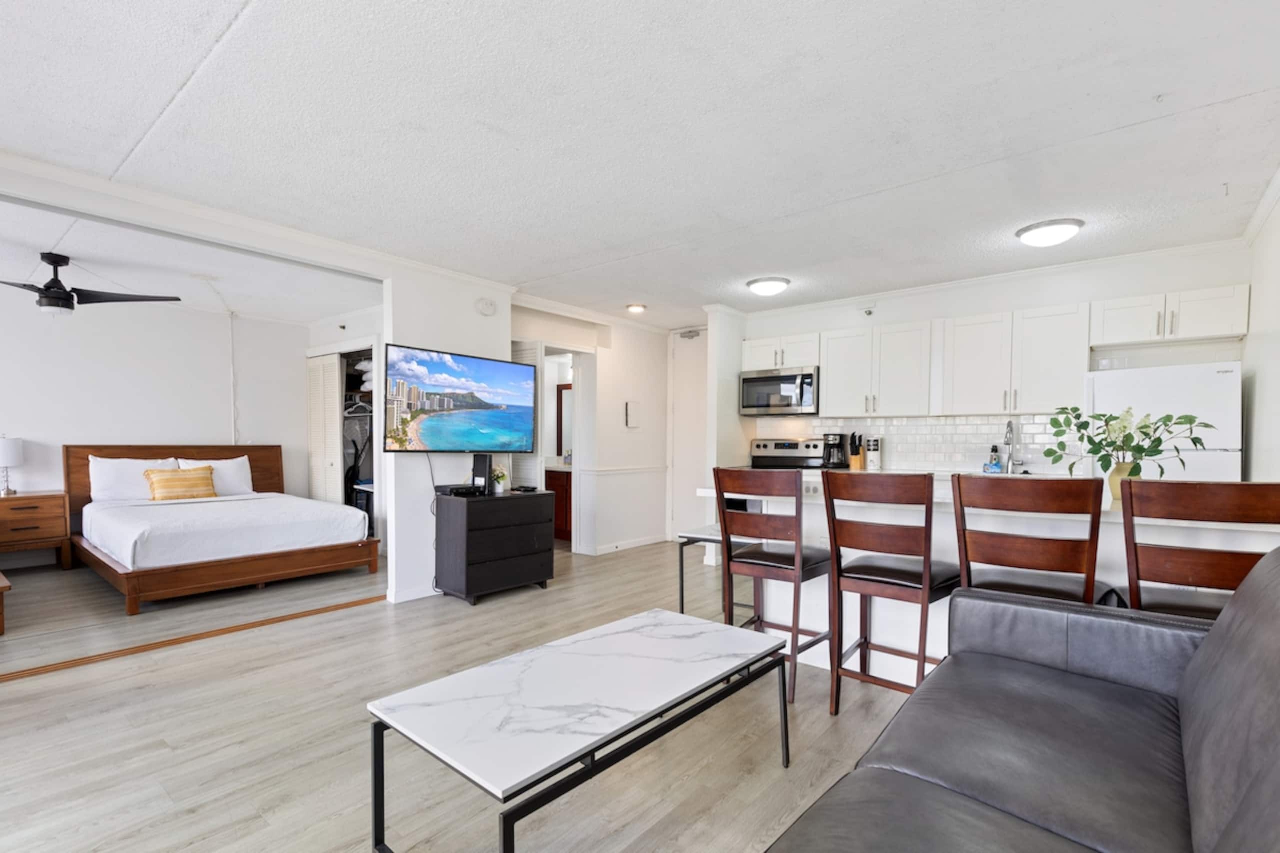 Waikiki 1 BR Condo w/Parking, 1 Block to Beach - Photo 2