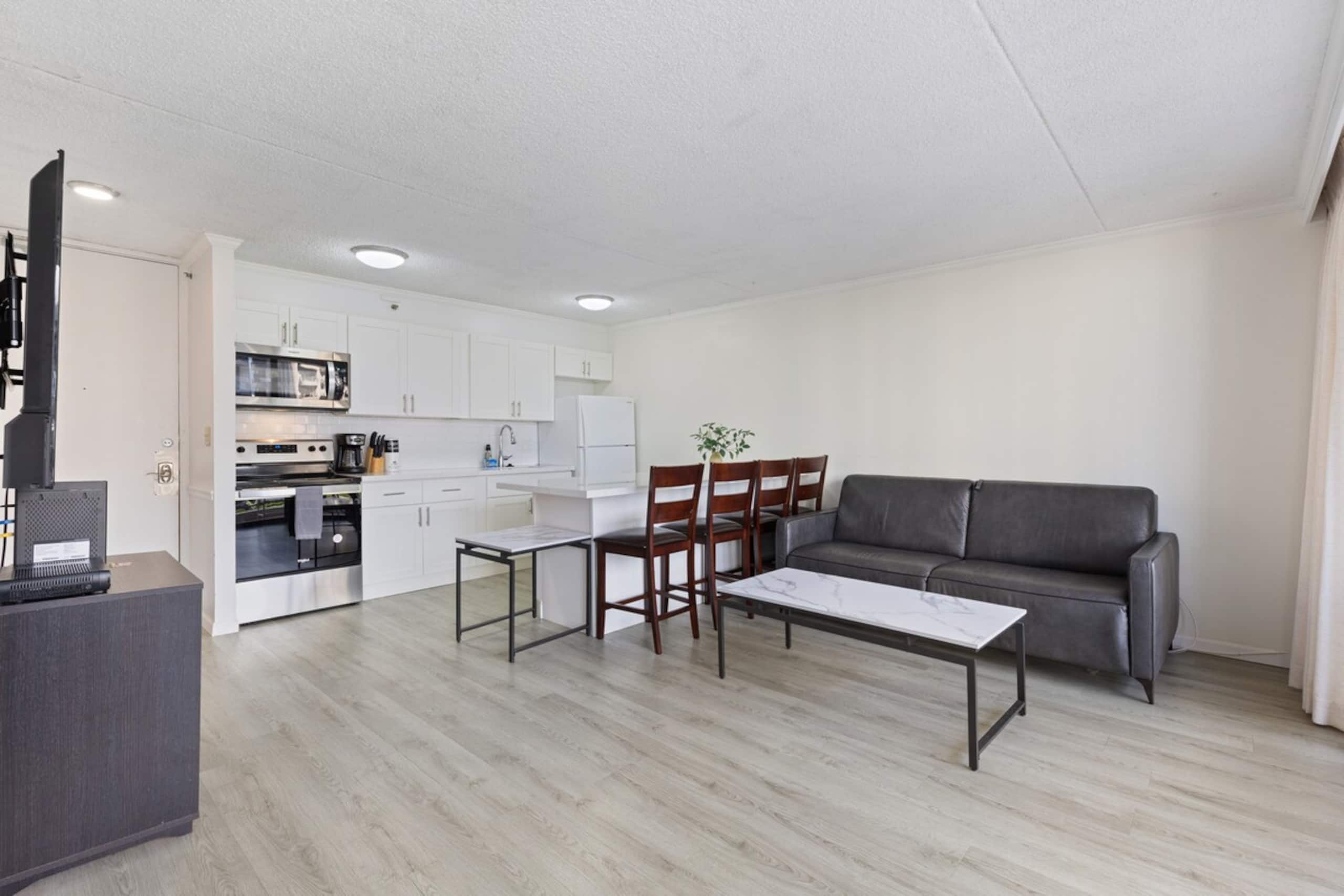 Waikiki 1 BR Condo w/Parking, 1 Block to Beach - Photo 1
