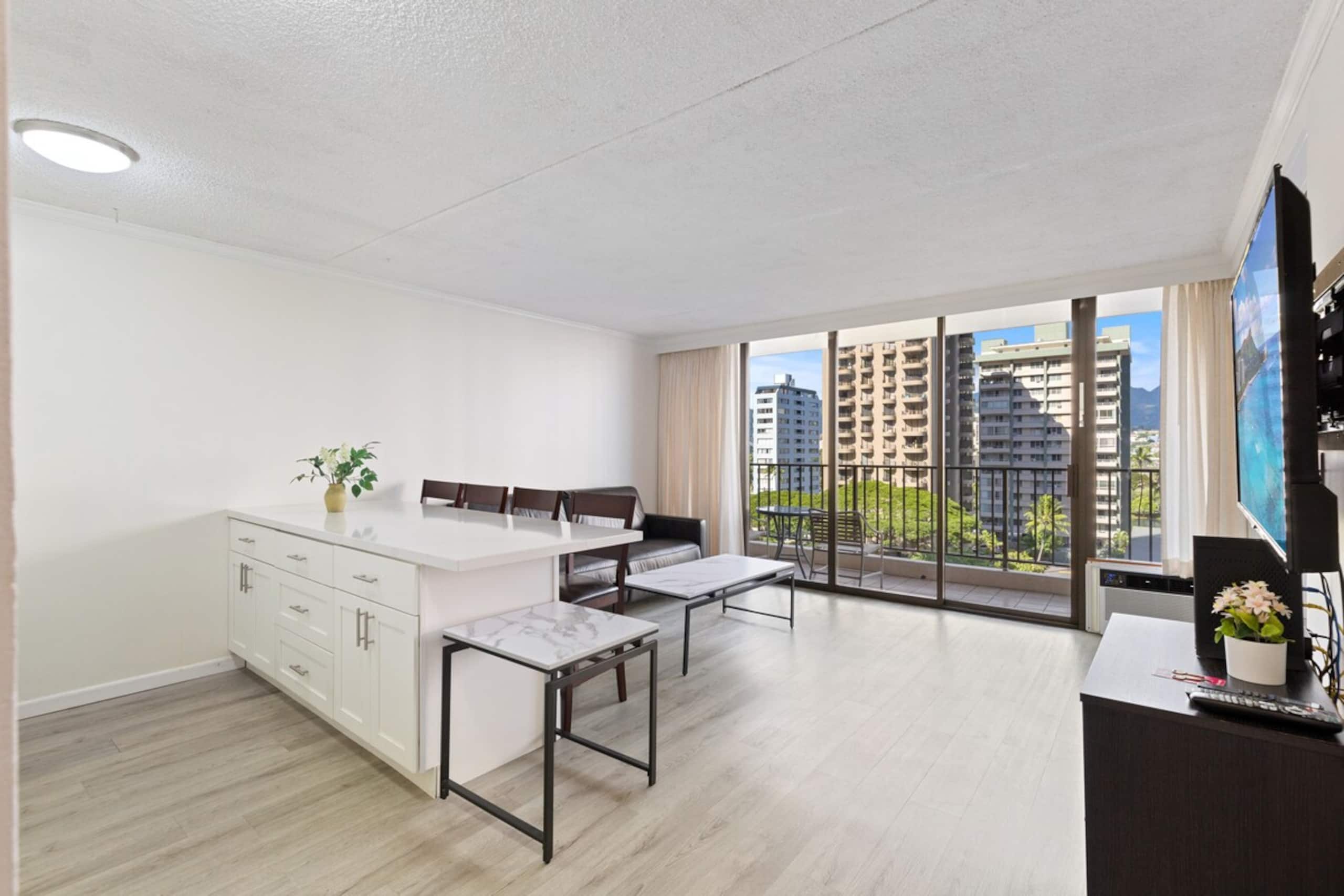 Waikiki 1 BR Condo w/Parking, 1 Block to Beach - Photo 5