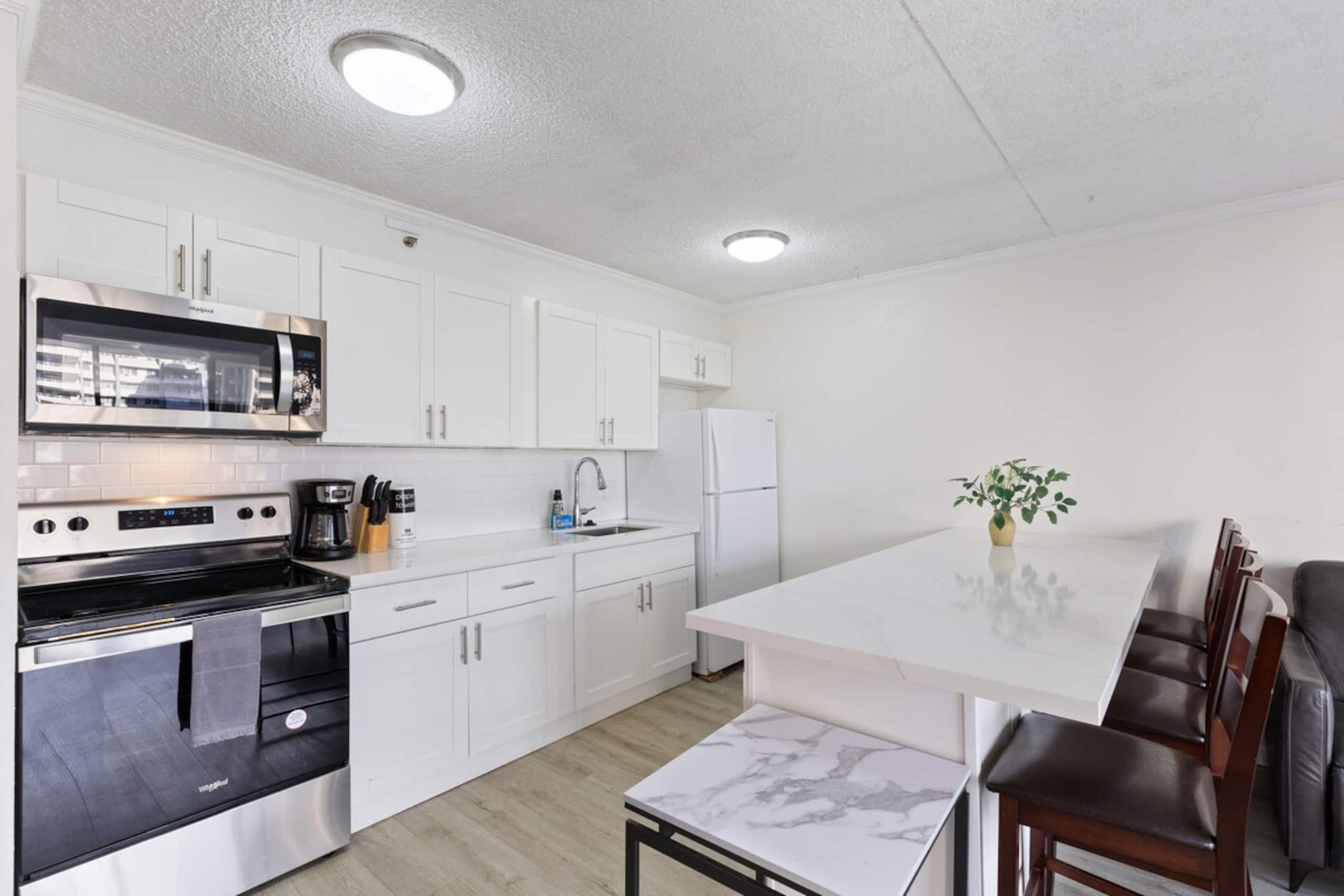 Waikiki 1 BR Condo w/Parking, 1 Block to Beach - Photo 4