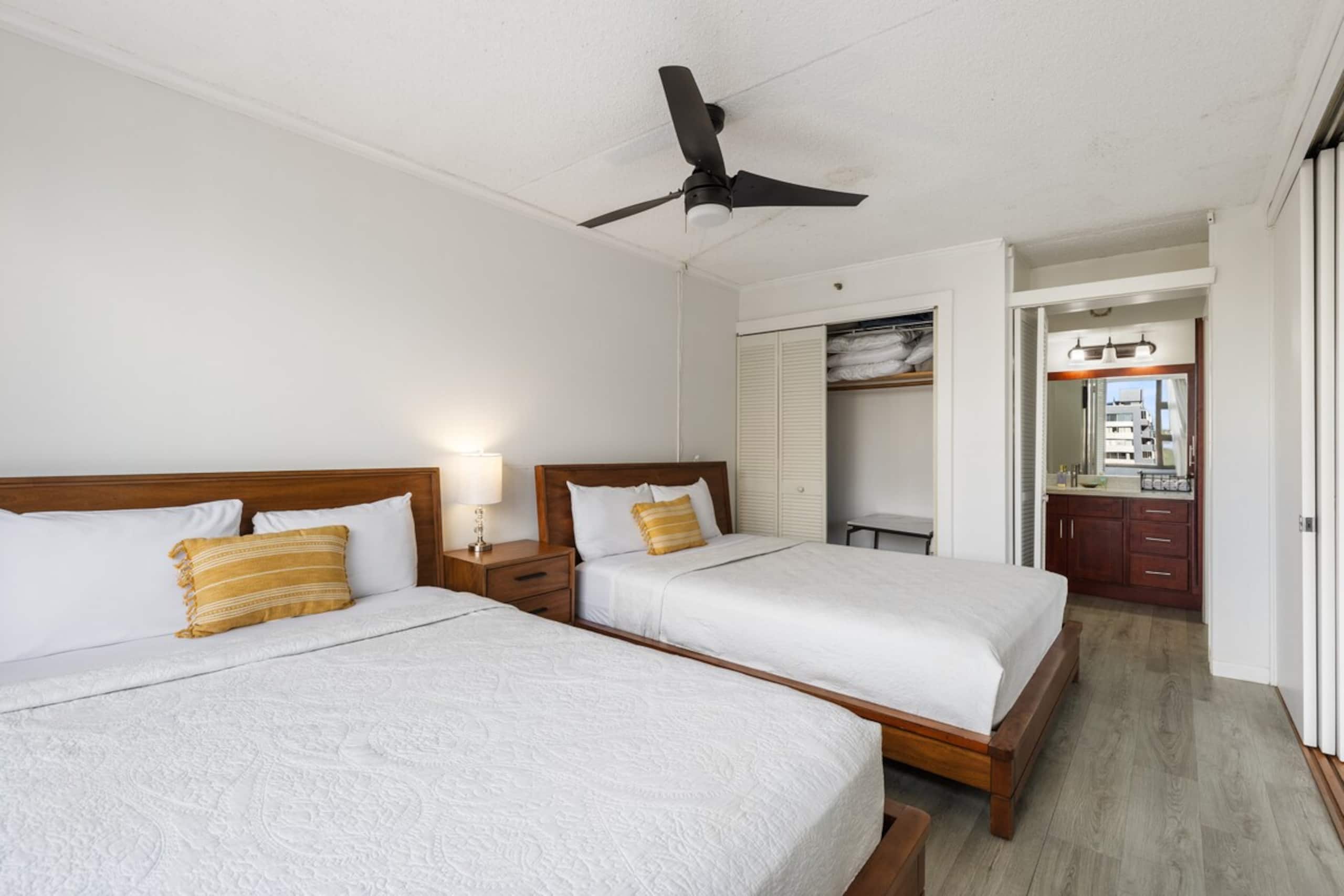 Waikiki 1 BR Condo w/Parking, 1 Block to Beach - Photo 8