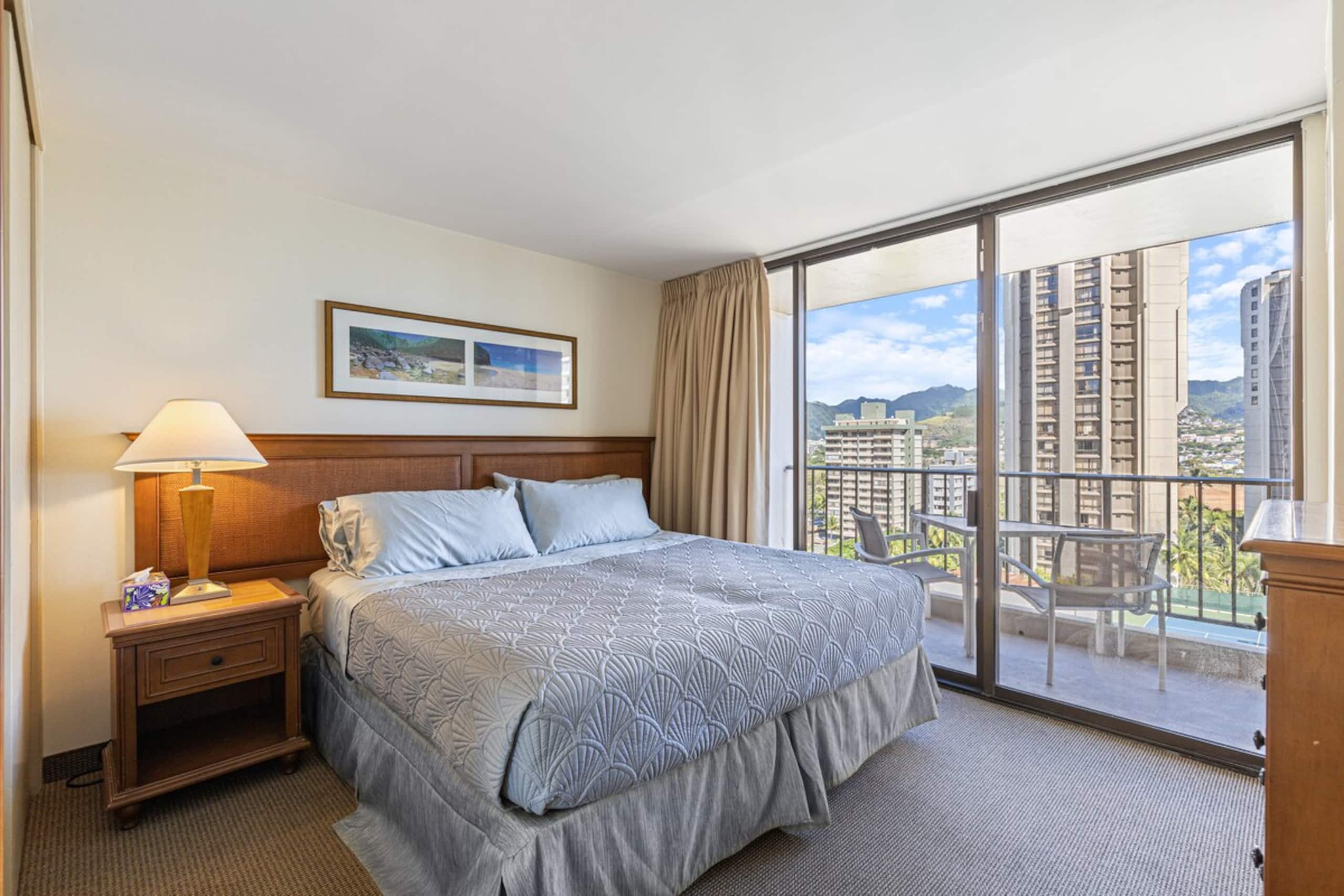 Waikiki Condo- Pool & Gym, Free Parking -Sleeps 6 - Photo 9