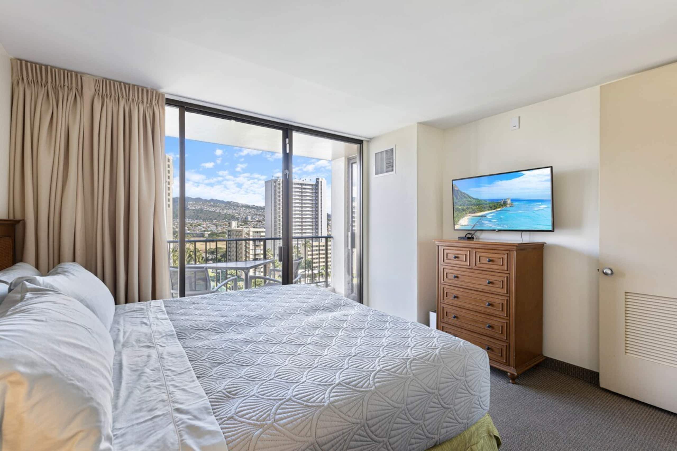 Waikiki Condo- Pool & Gym, Free Parking -Sleeps 6 - Photo 28