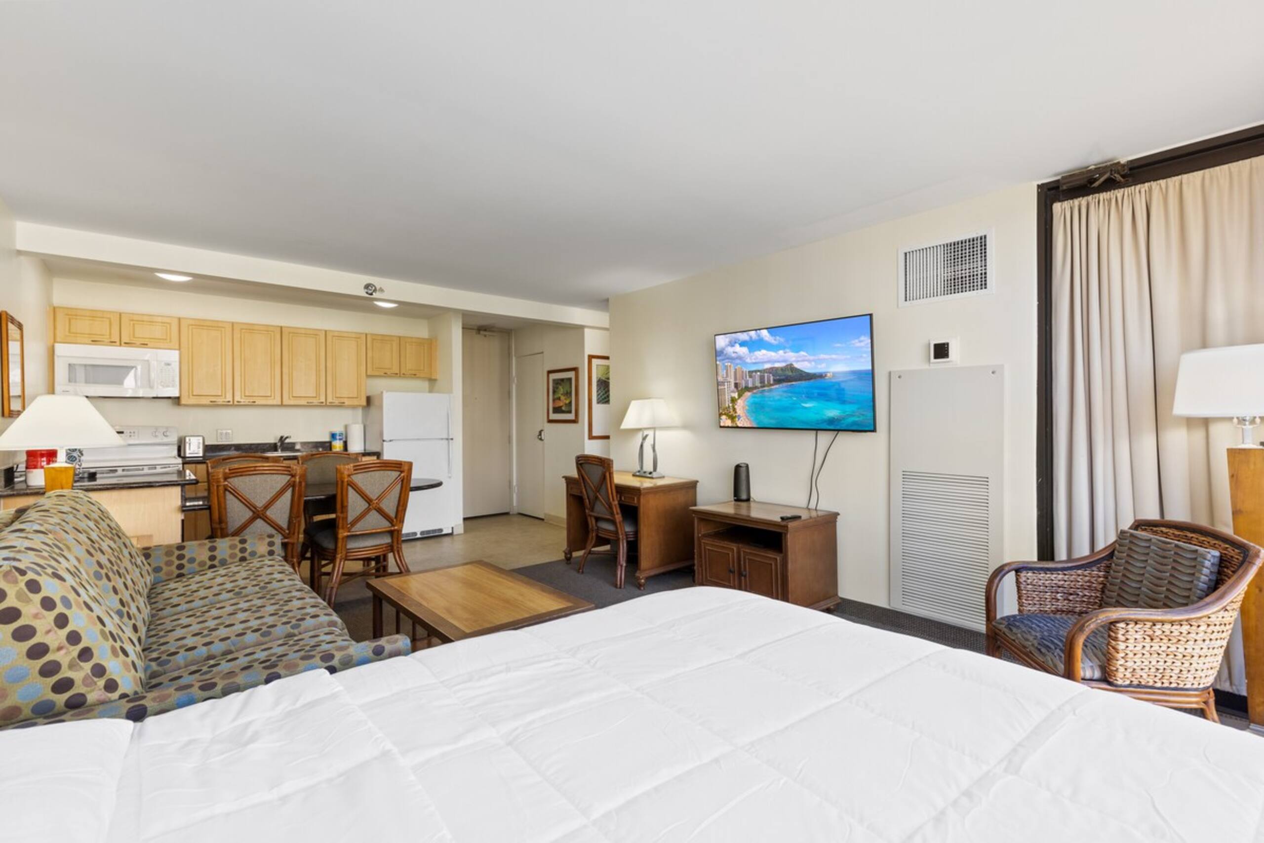 Waikiki Condo- Pool & Gym, Free Parking -Sleeps 6 - Photo 4