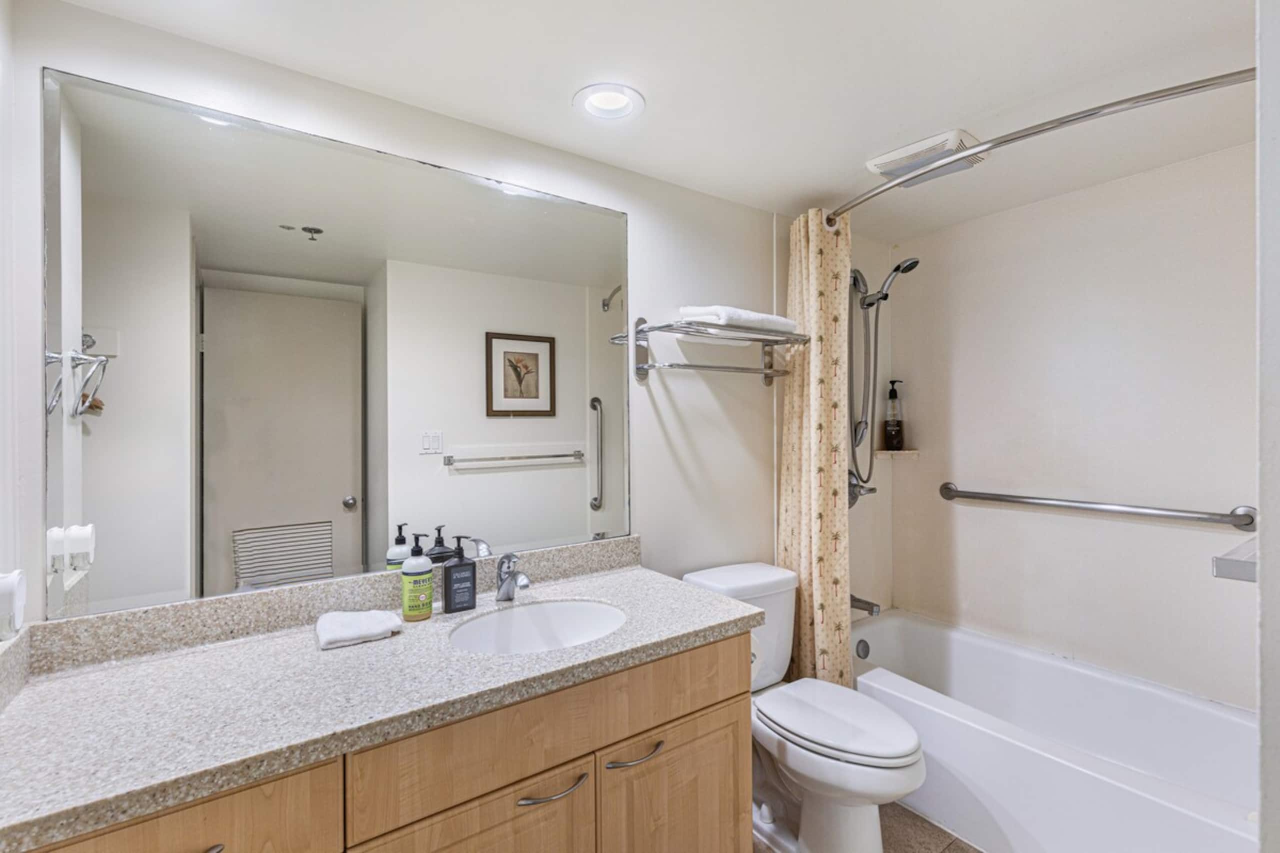 Waikiki Condo- Pool & Gym, Free Parking -Sleeps 6 - Photo 12