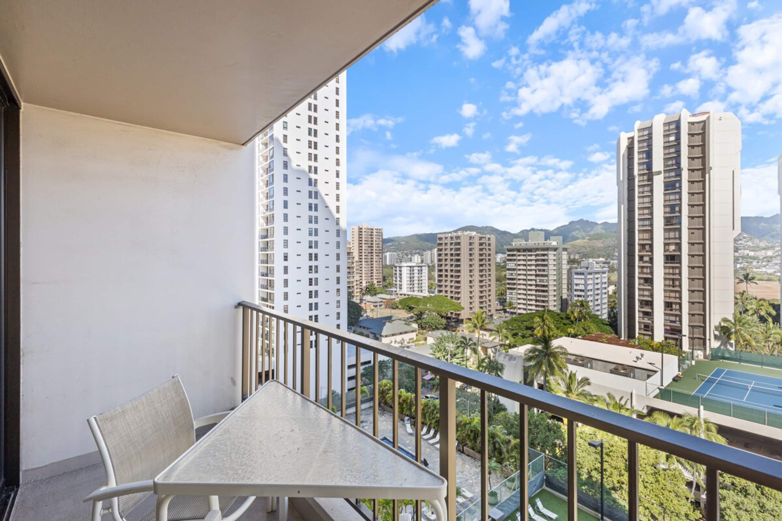 Waikiki Condo- Pool & Gym, Free Parking -Sleeps 6 - Photo 14