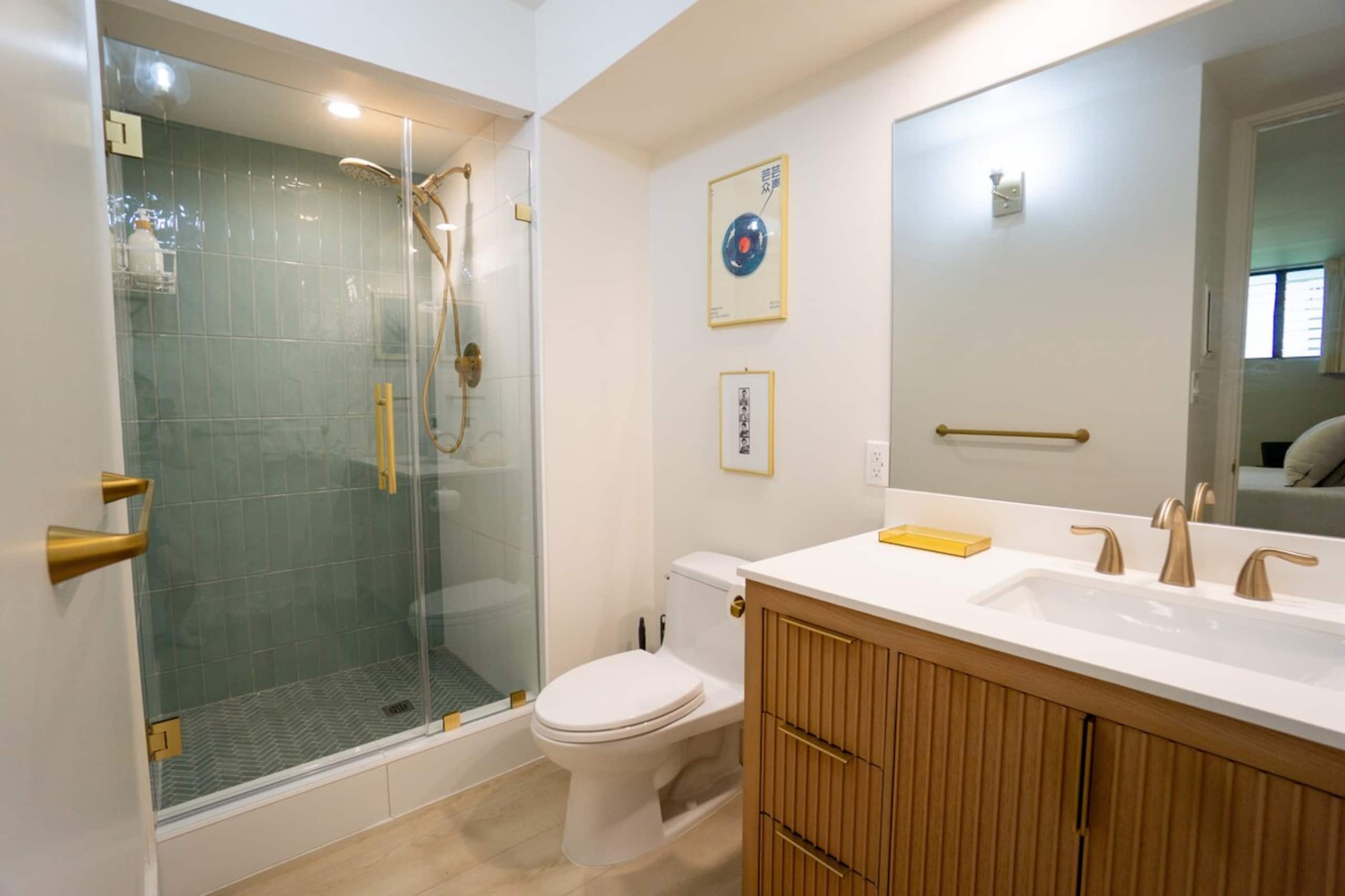 OCEAN FRONT modern 2BR 2BA, king bed, beach, pool! - Photo 9