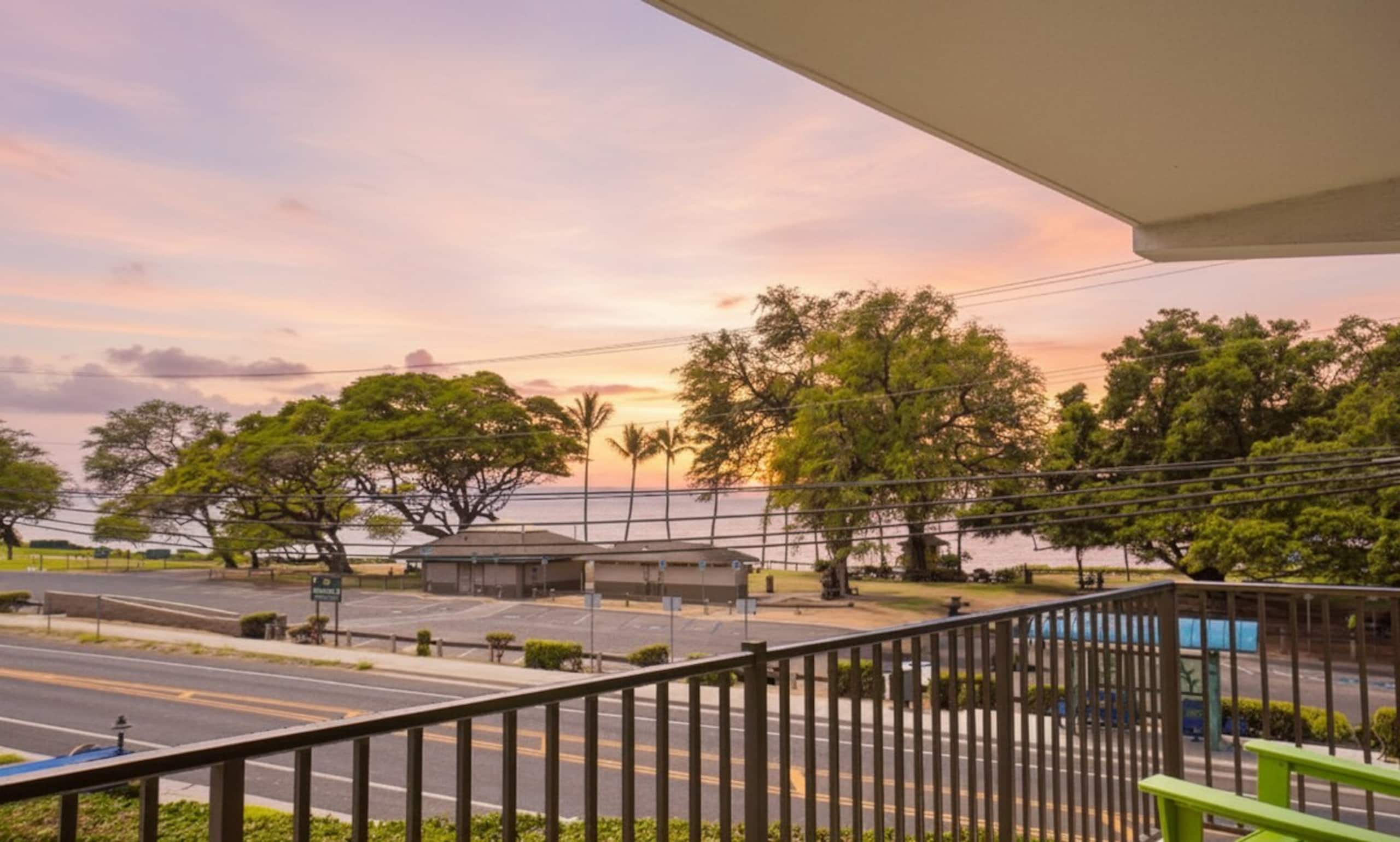 OCEAN FRONT modern 2BR 2BA, king bed, beach, pool! - Photo 12