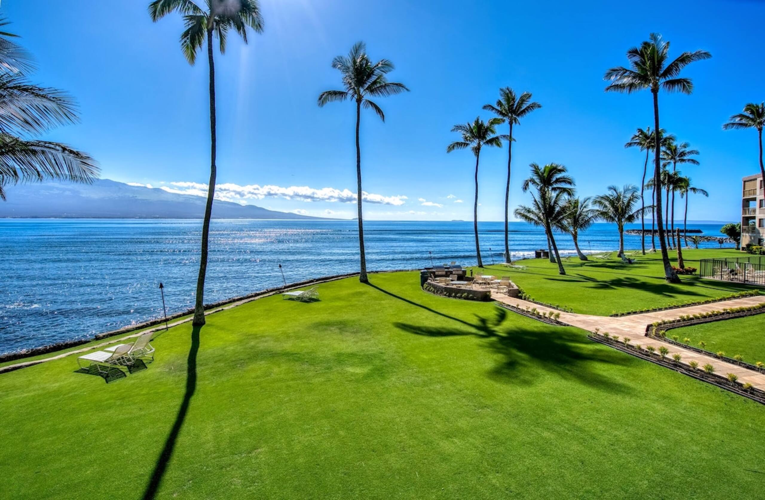 Beachfront condo w/ ocean views and pool - Photo 2