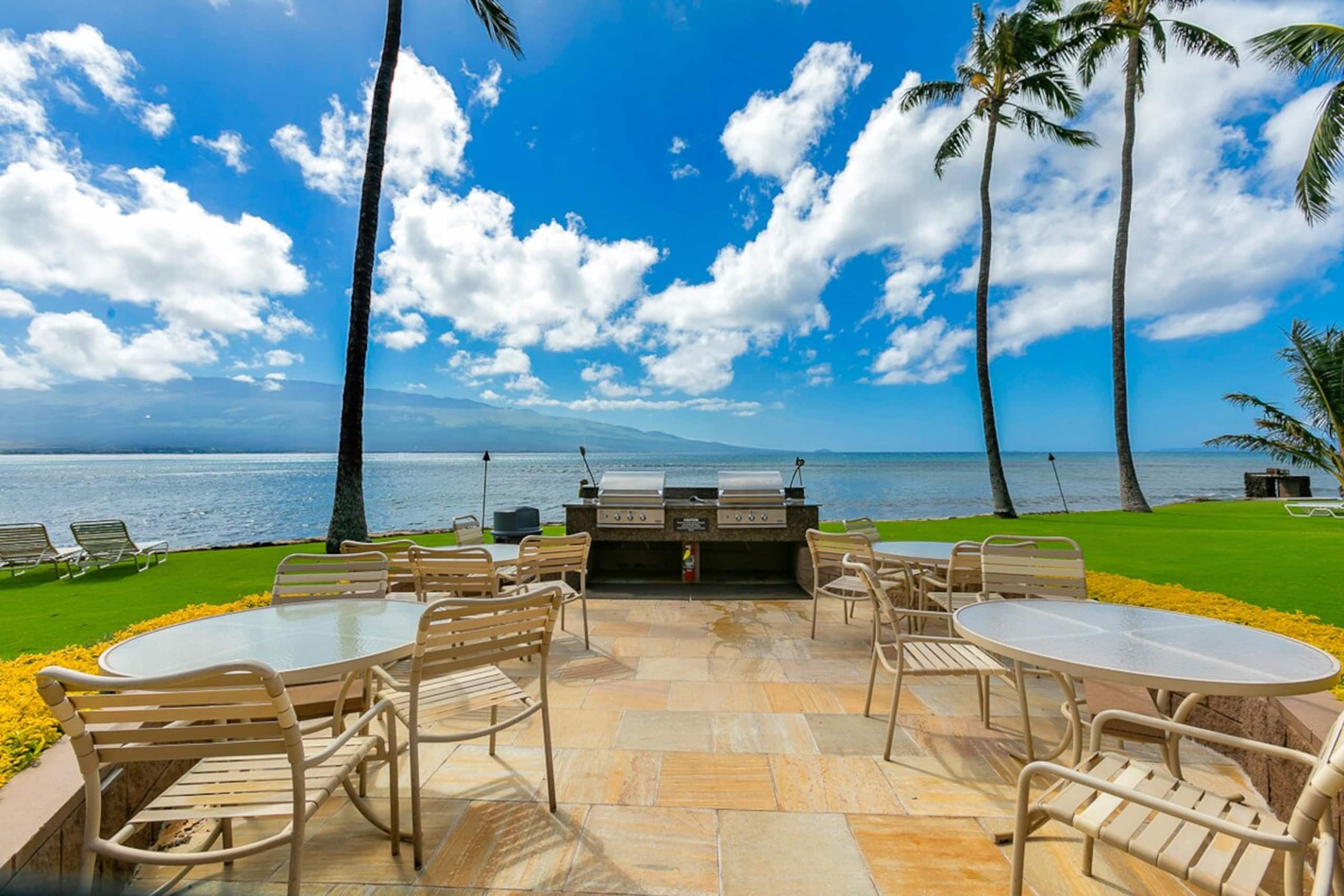 Beachfront condo w/ ocean views and pool - Photo 40