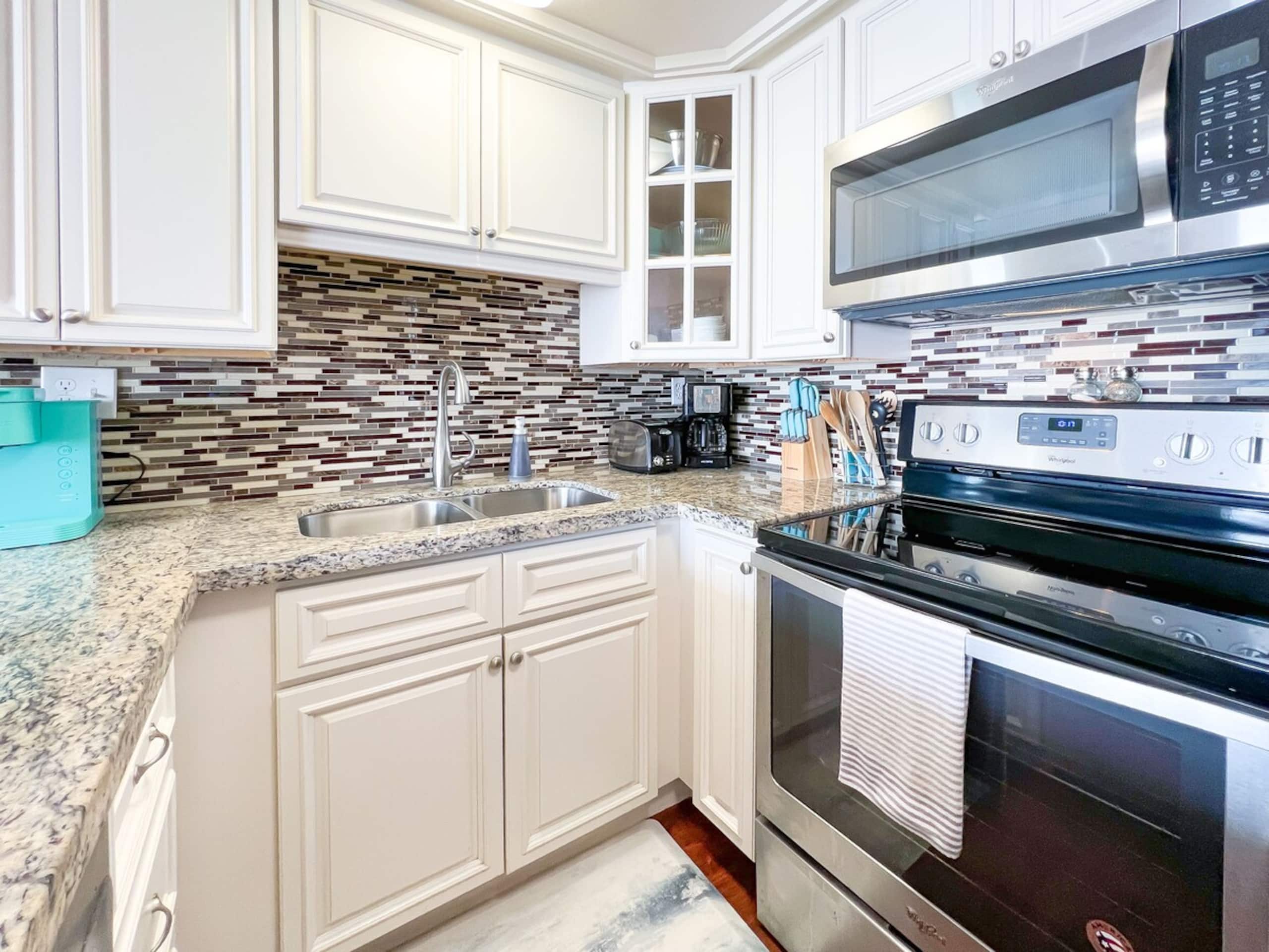 Beachfront condo w/ ocean views and pool - Photo 22