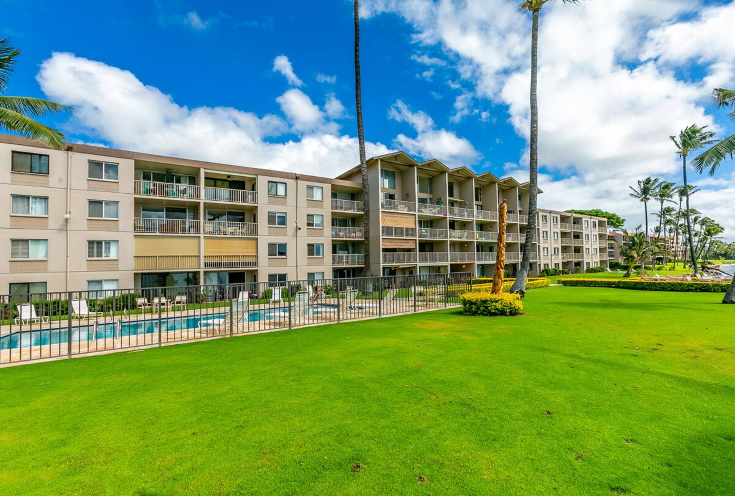 Beachfront condo w/ ocean views and pool - Photo 46