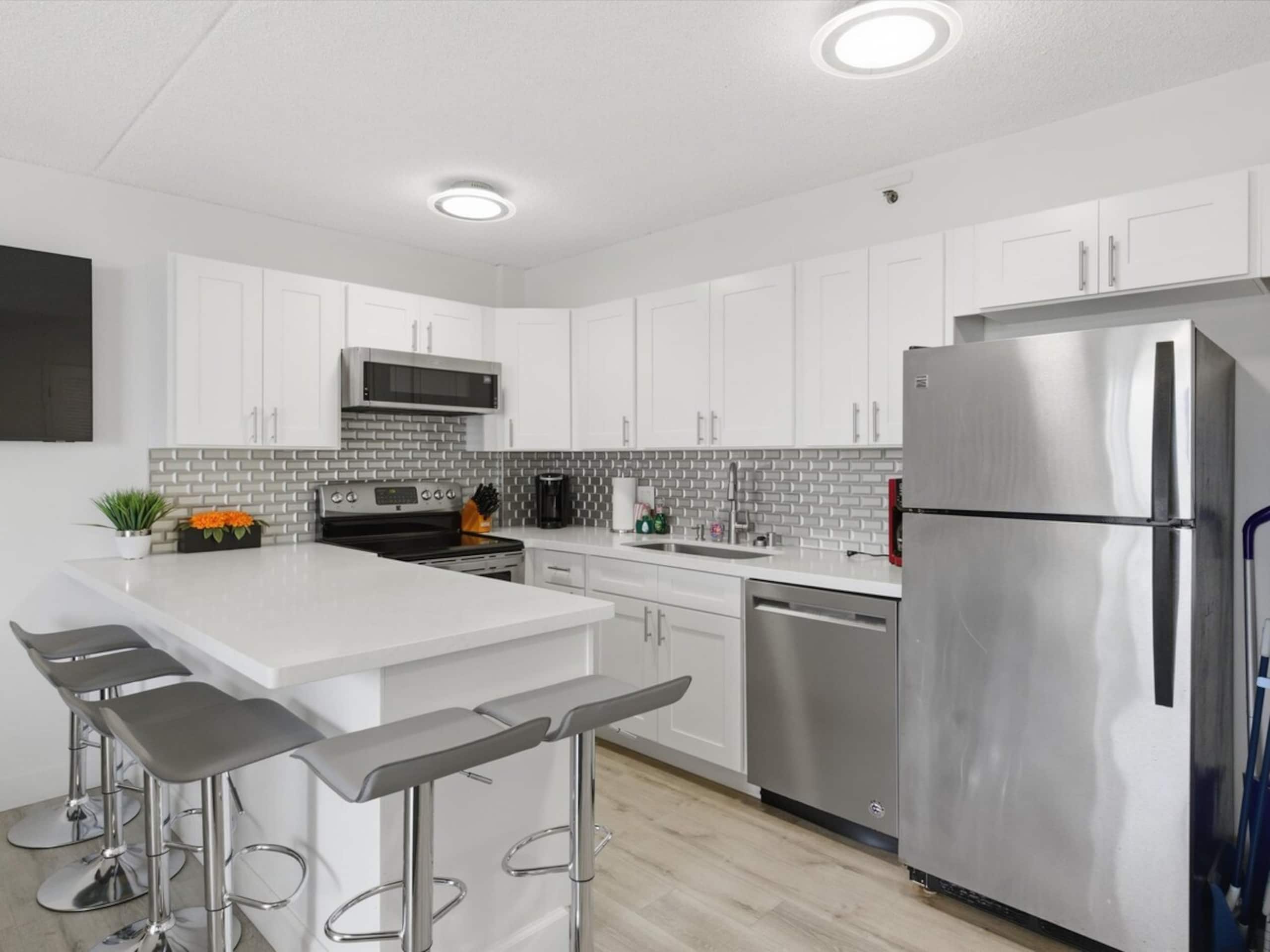 Brand New listing Waikiki Condo OceanView +Parking - Photo 8