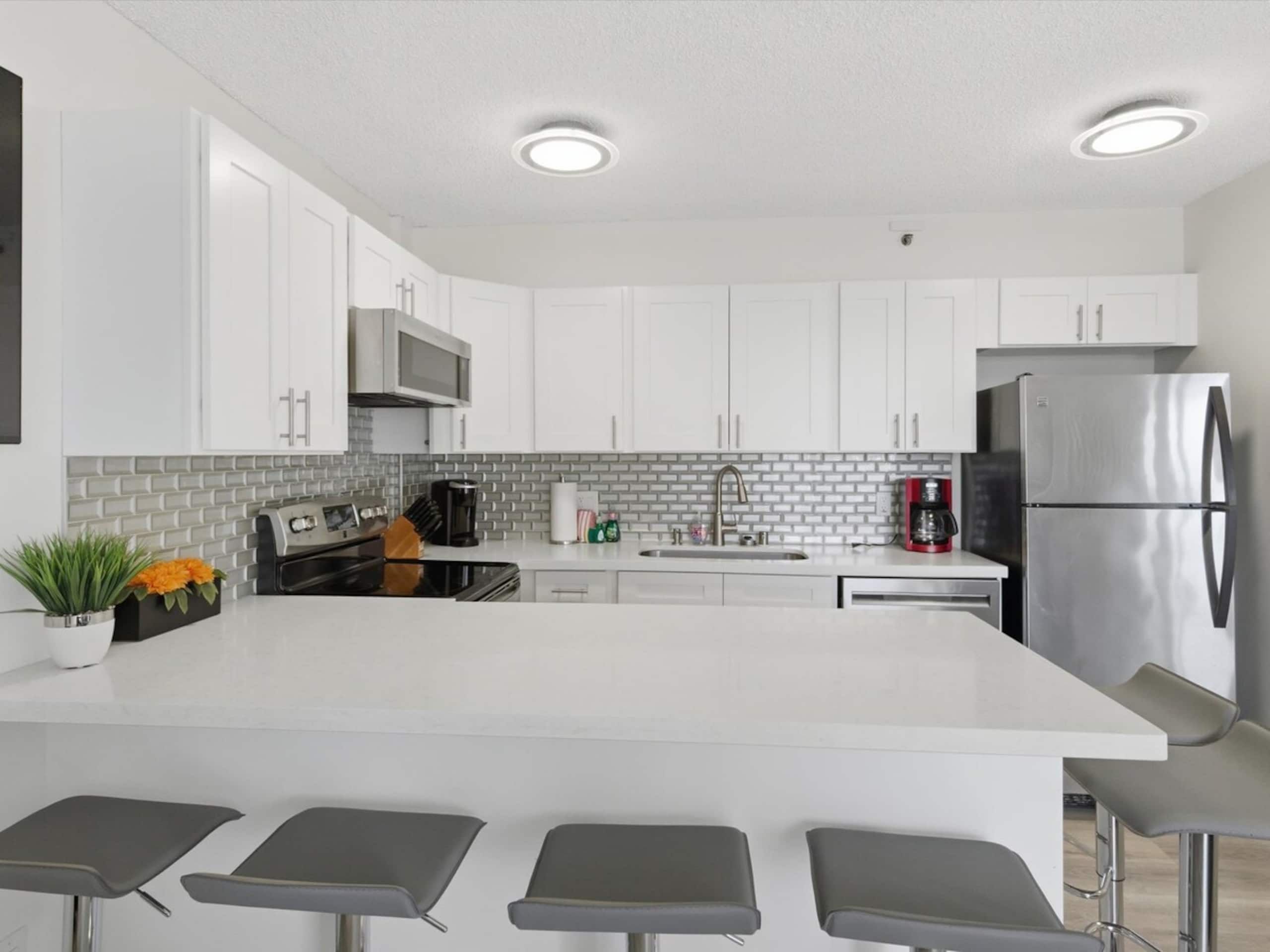 Brand New listing Waikiki Condo OceanView +Parking - Photo 26