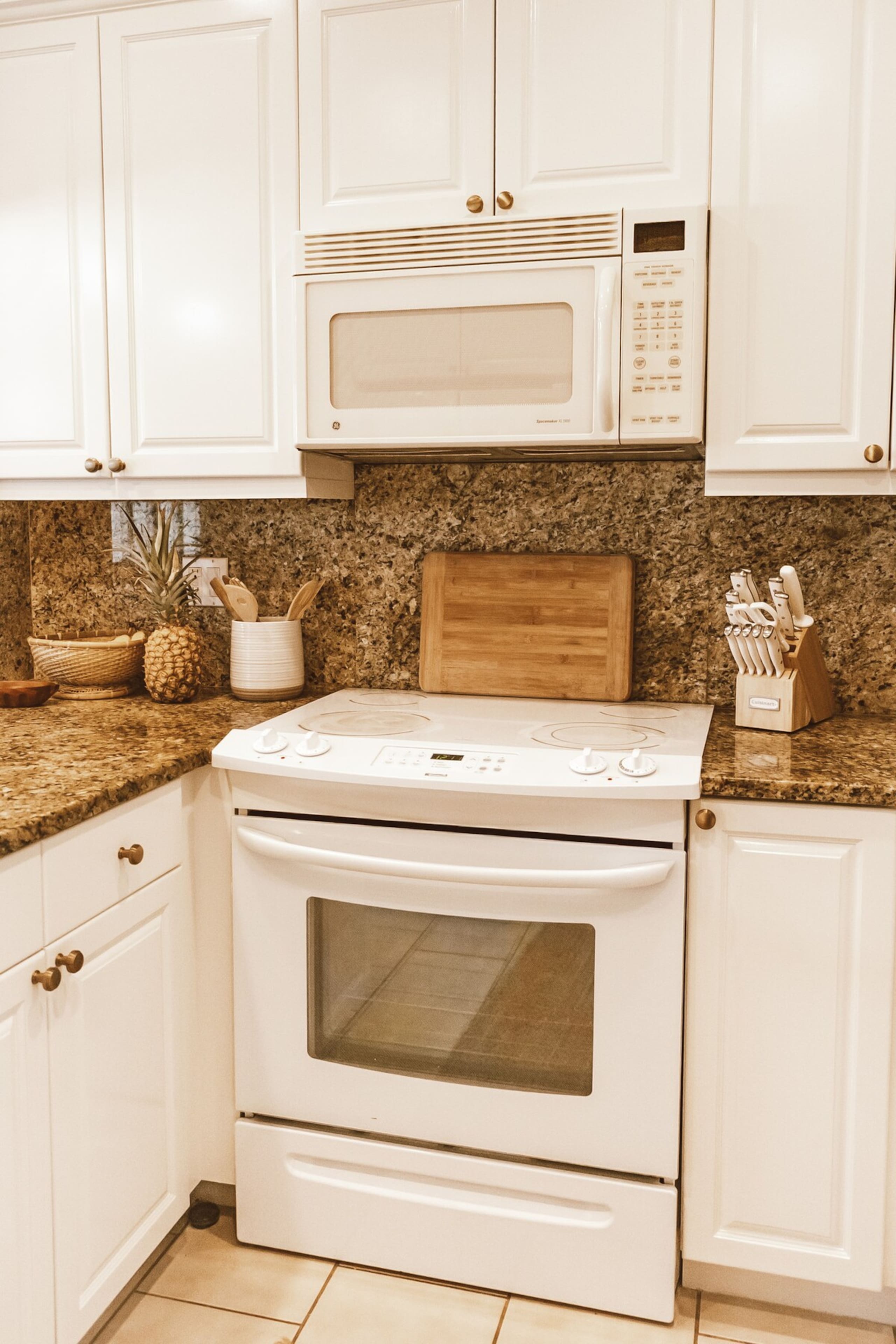 Spacious, Appointed 2bdrm - Central A/C - Pool - Photo 14