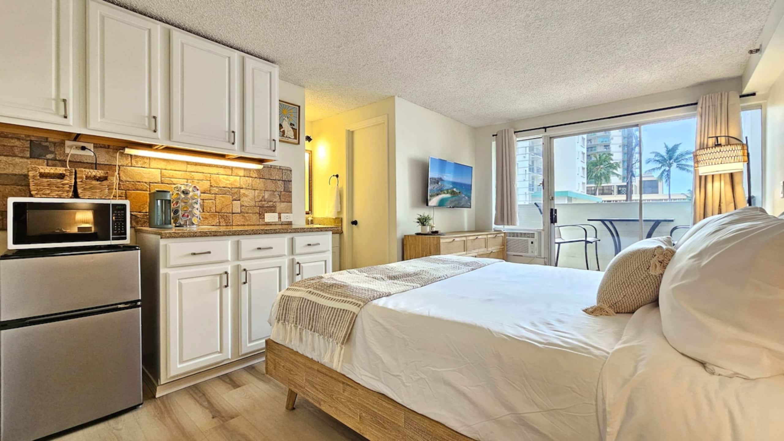 Budget 2 blocks to Beach by Aloha-Waikiki 41 - Photo 2