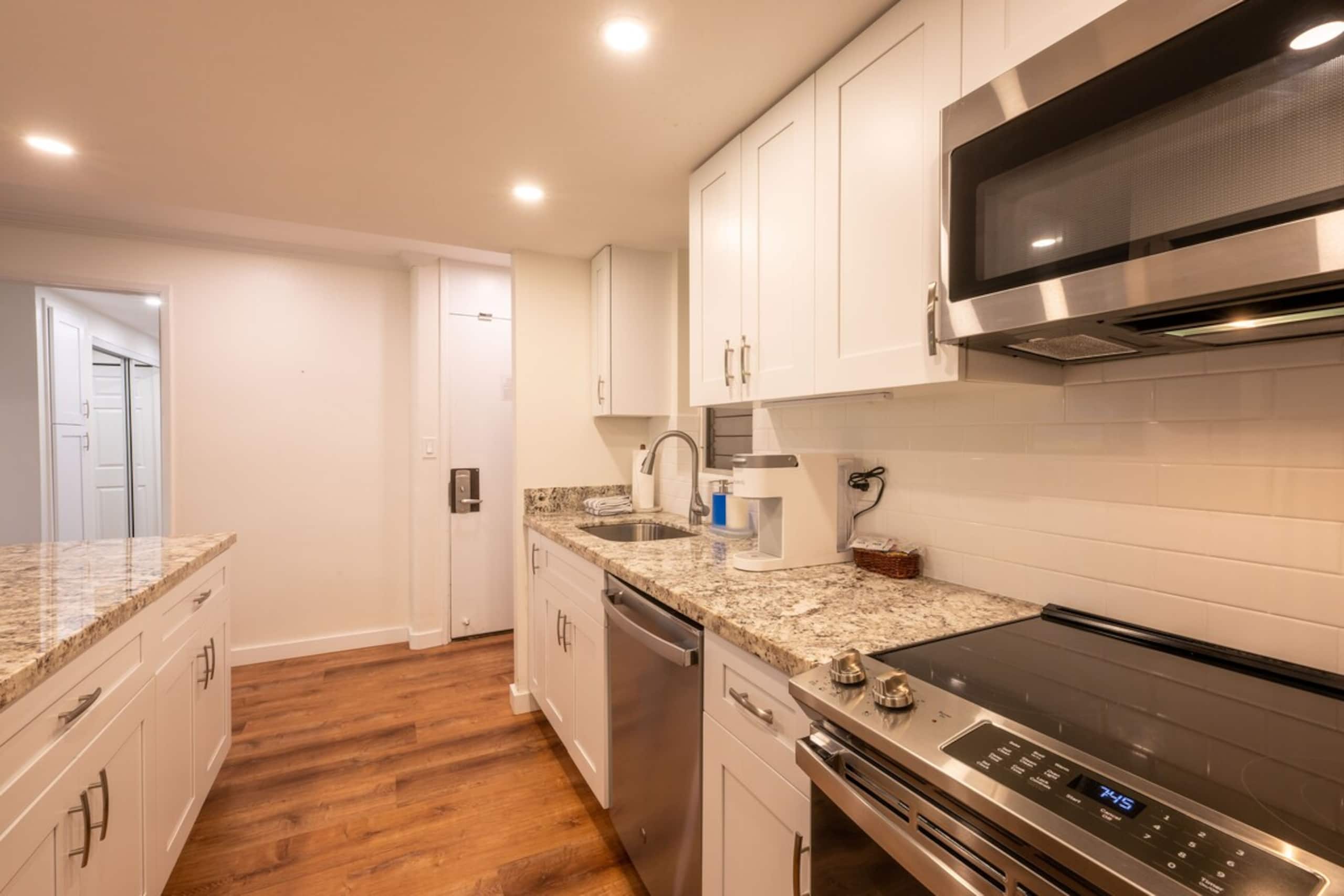 Walk to Kaanapali Beach Fully Remodeled 1BR, Pool - Photo 8