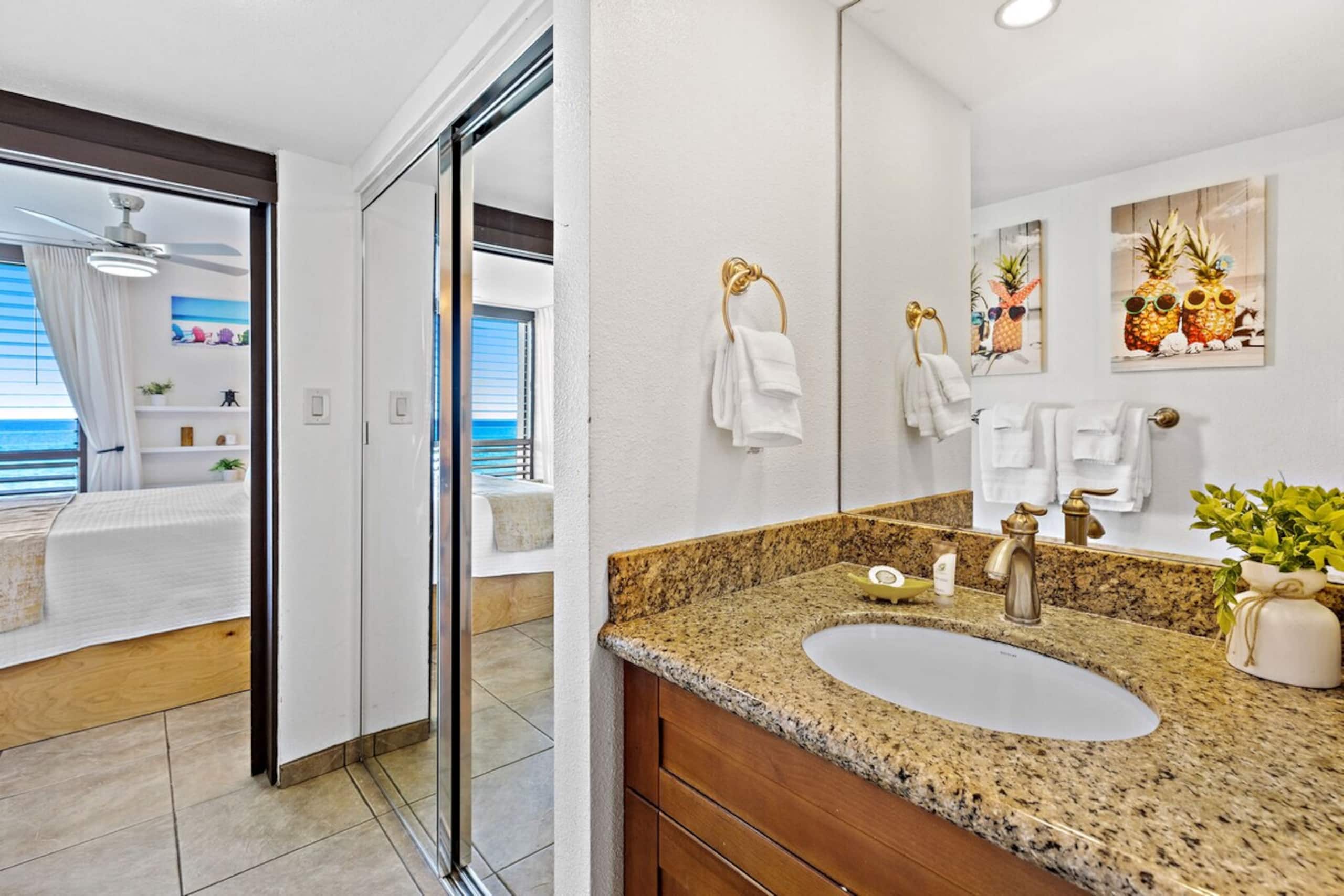 Expansive ocean view condo with large windows - Photo 20