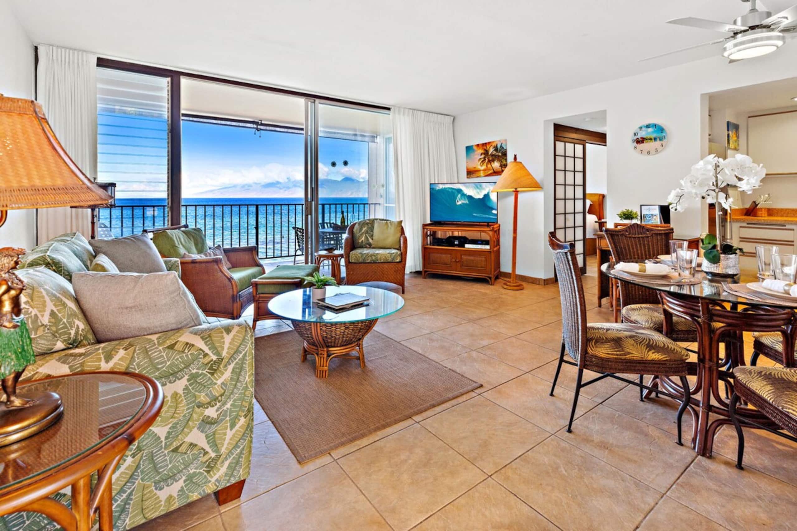 Expansive ocean view condo with large windows - Photo 7