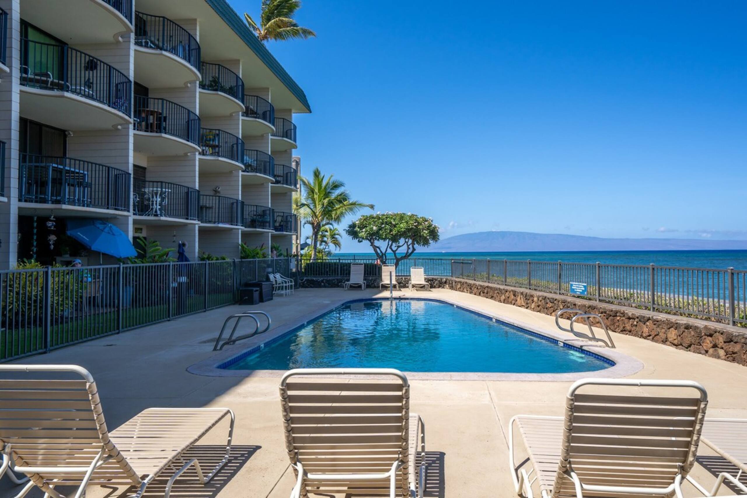 Oceanfront condo w/ lanai and sunset views - Photo 33