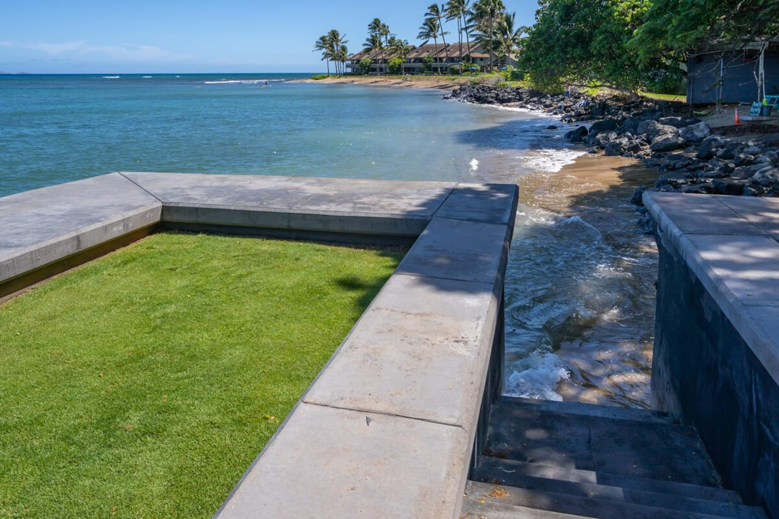 Oceanfront condo w/ lanai and sunset views - Photo 36