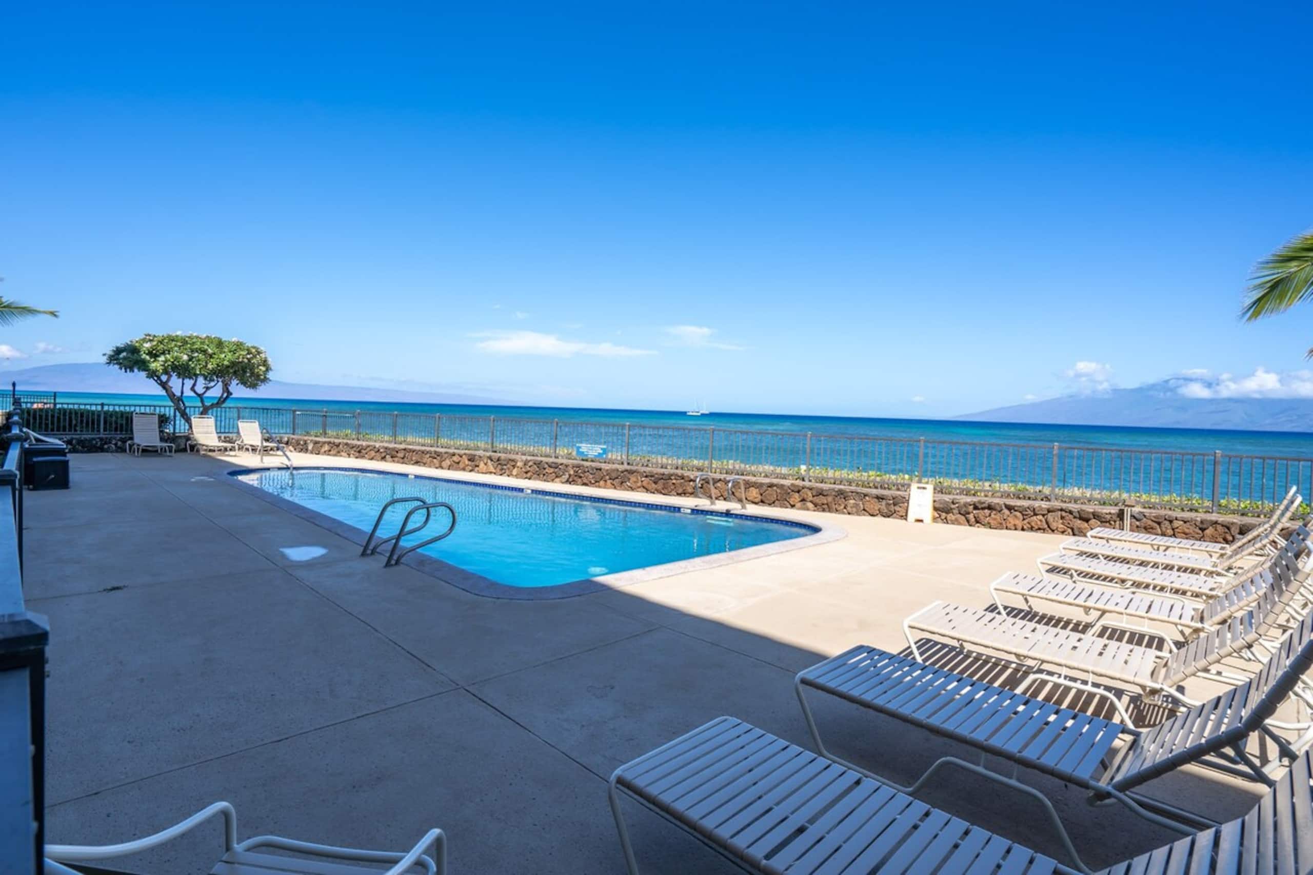 Oceanfront condo w/ lanai and sunset views - Photo 32