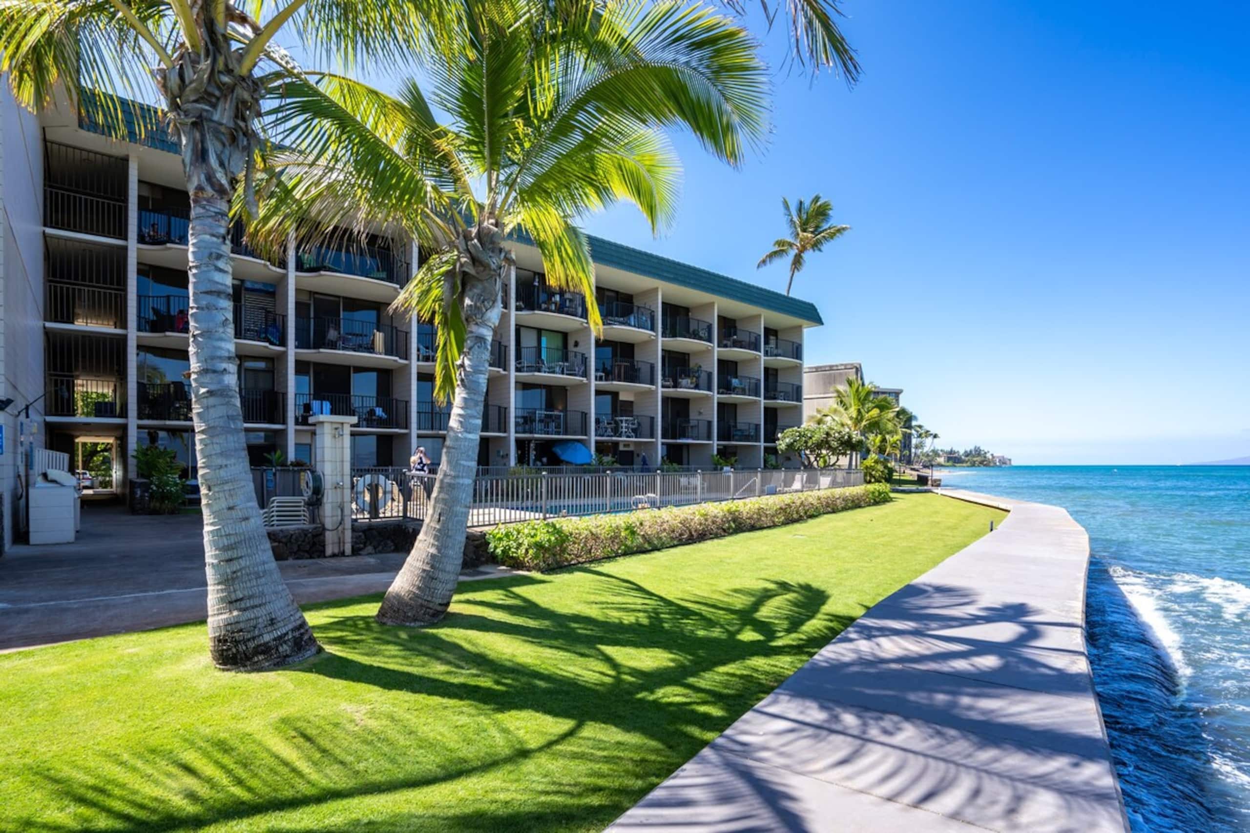 Oceanfront condo w/ lanai and sunset views - Photo 40
