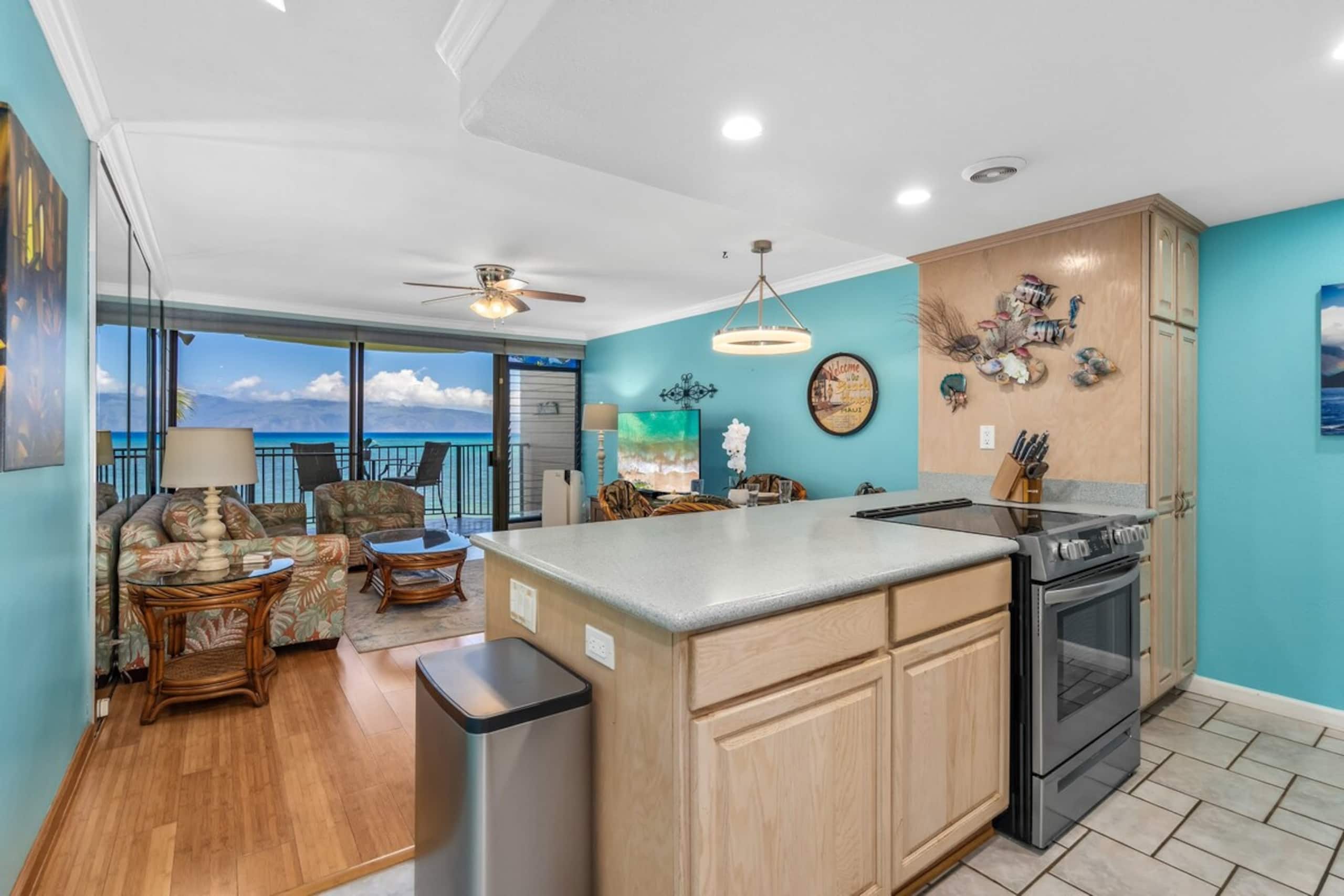Oceanfront condo w/ lanai and sunset views - Photo 9