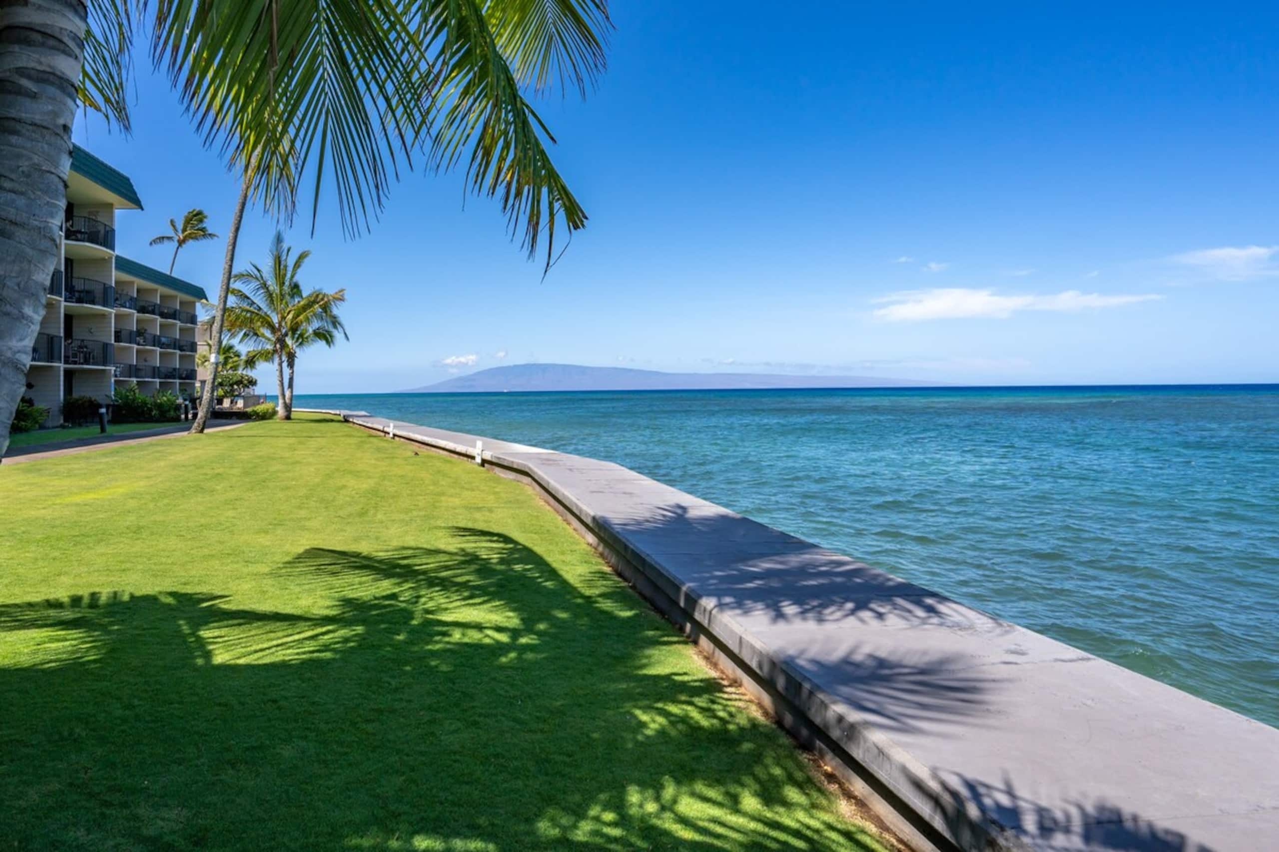 Oceanfront condo w/ lanai and sunset views - Photo 35