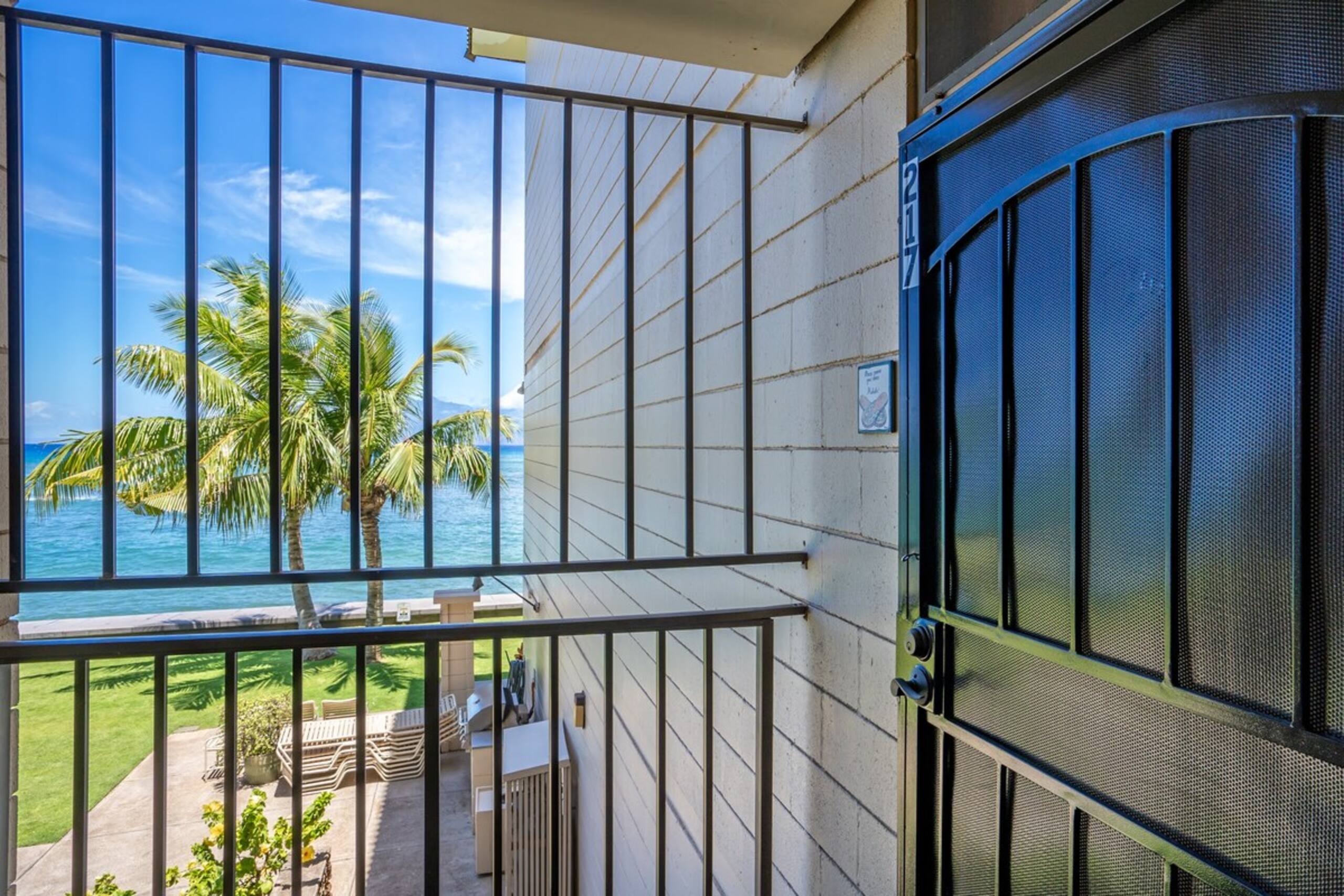 Oceanfront condo w/ lanai and sunset views - Photo 30