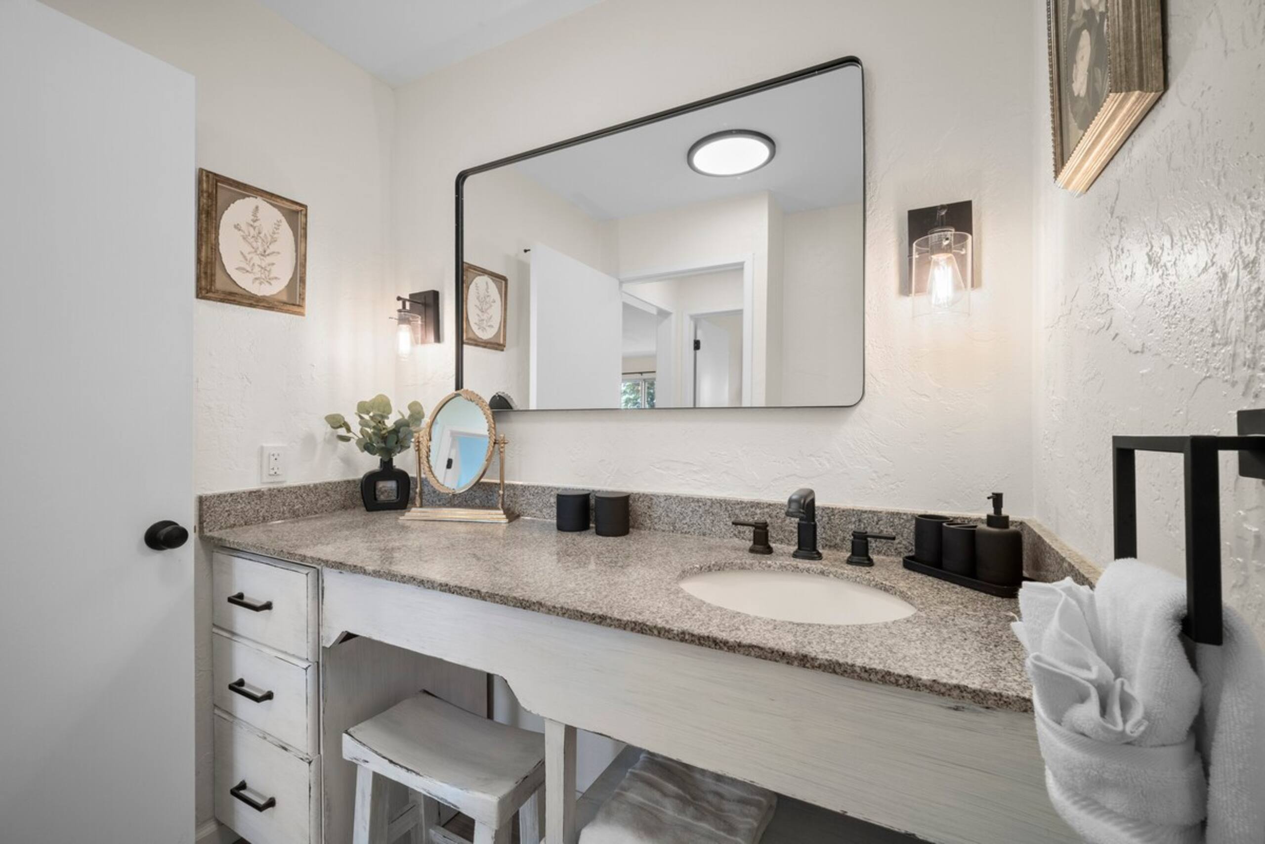 Fully Renovated Ocean Facing Condo Pool/AC/Hot Tub - Photo 28