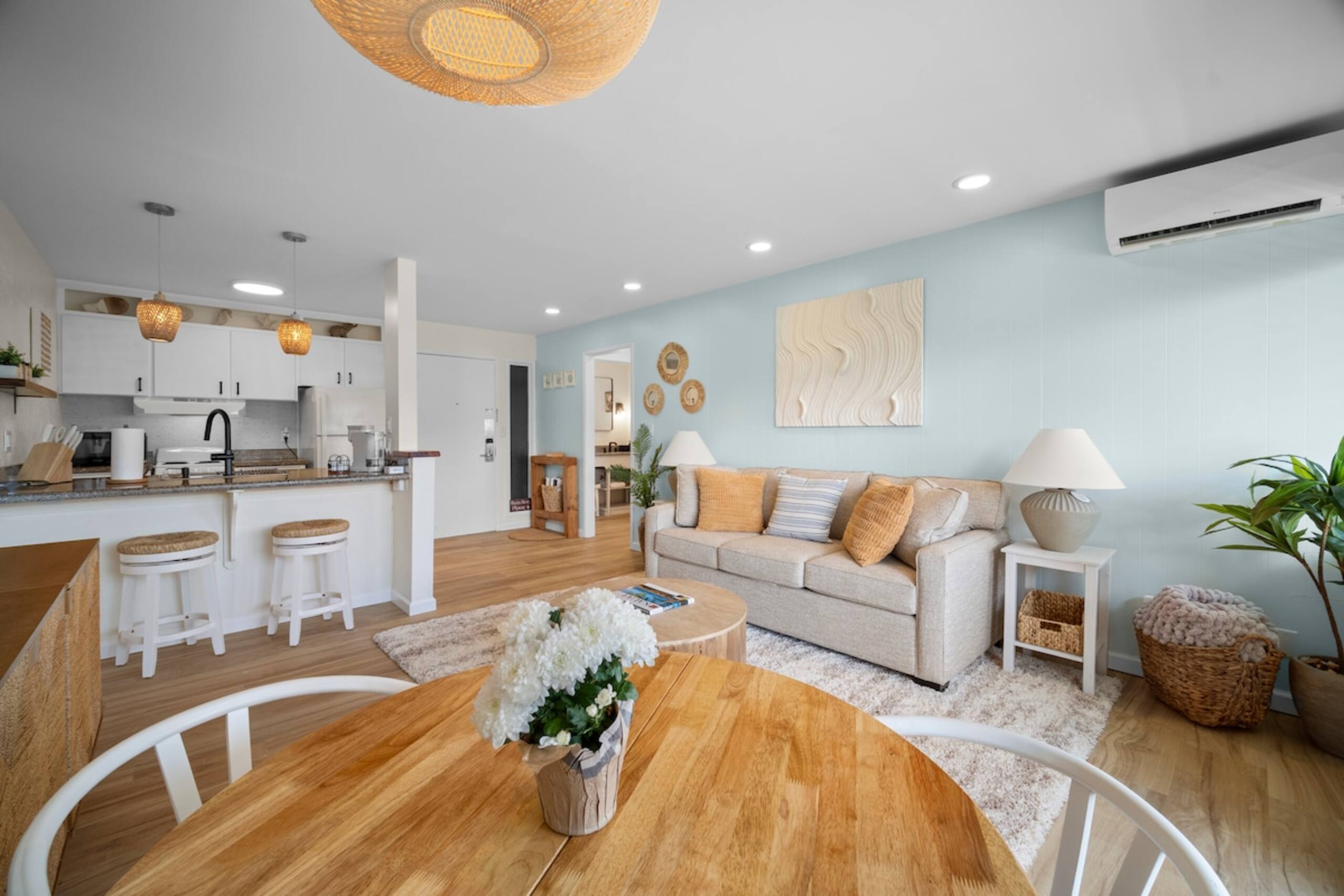 Fully Renovated Ocean Facing Condo Pool/AC/Hot Tub - Photo 3