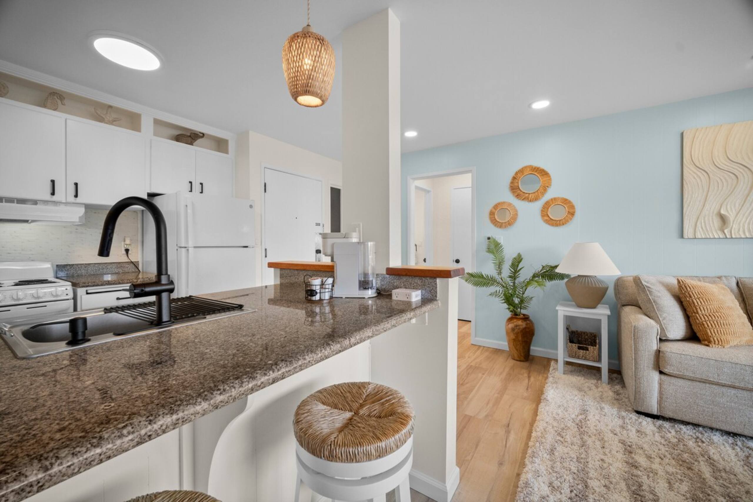 Fully Renovated Ocean Facing Condo Pool/AC/Hot Tub - Photo 13