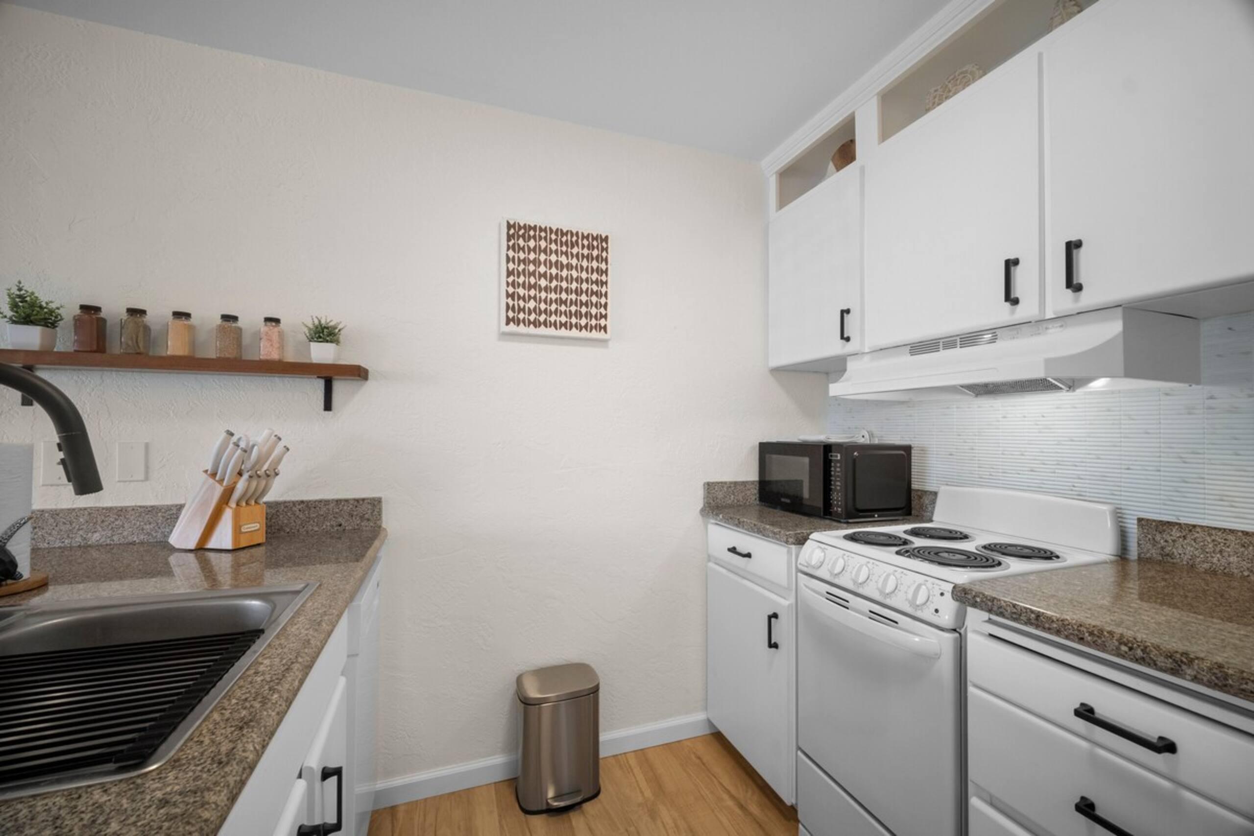 Fully Renovated Ocean Facing Condo Pool/AC/Hot Tub - Photo 15
