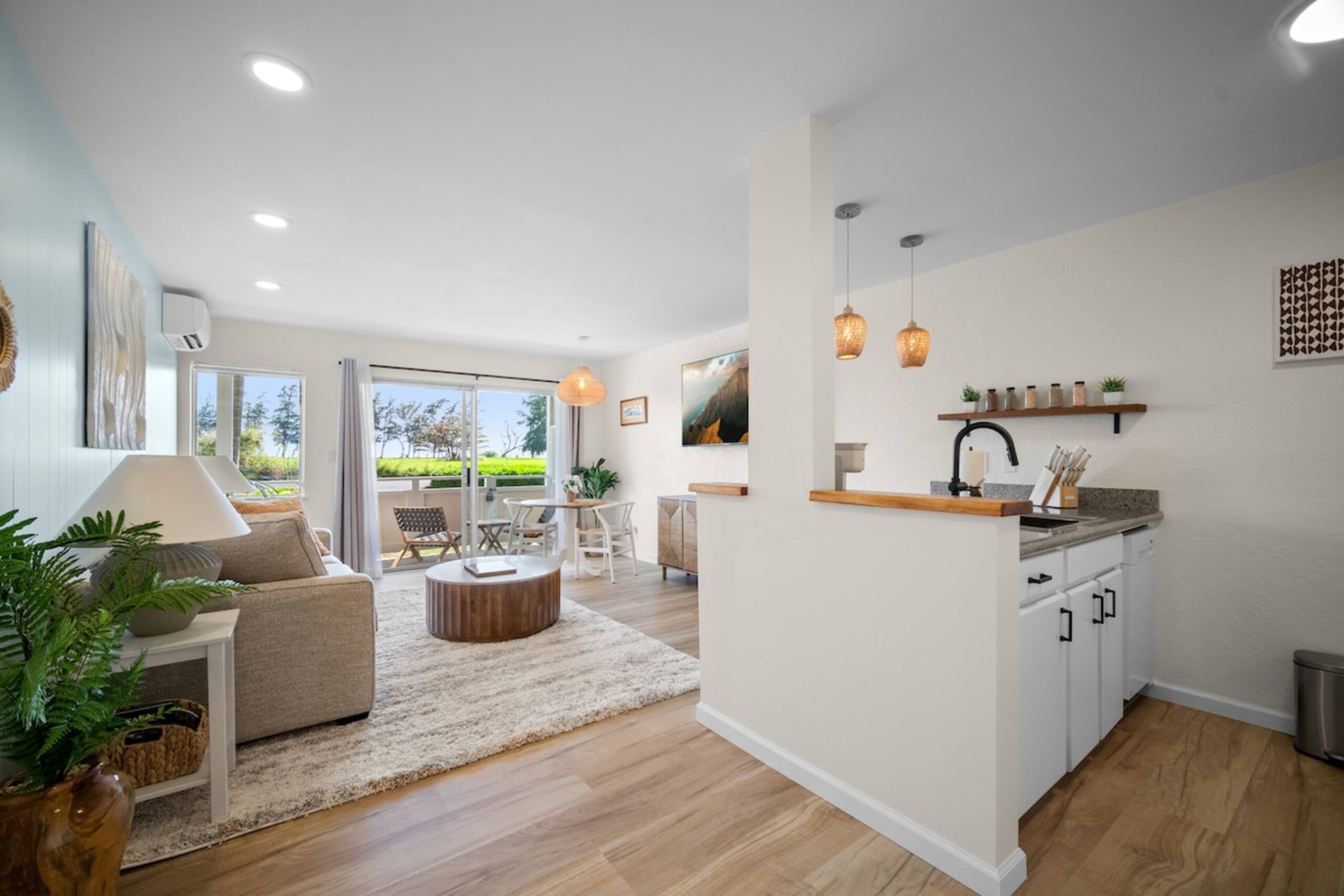 Fully Renovated Ocean Facing Condo Pool/AC/Hot Tub - Photo 6