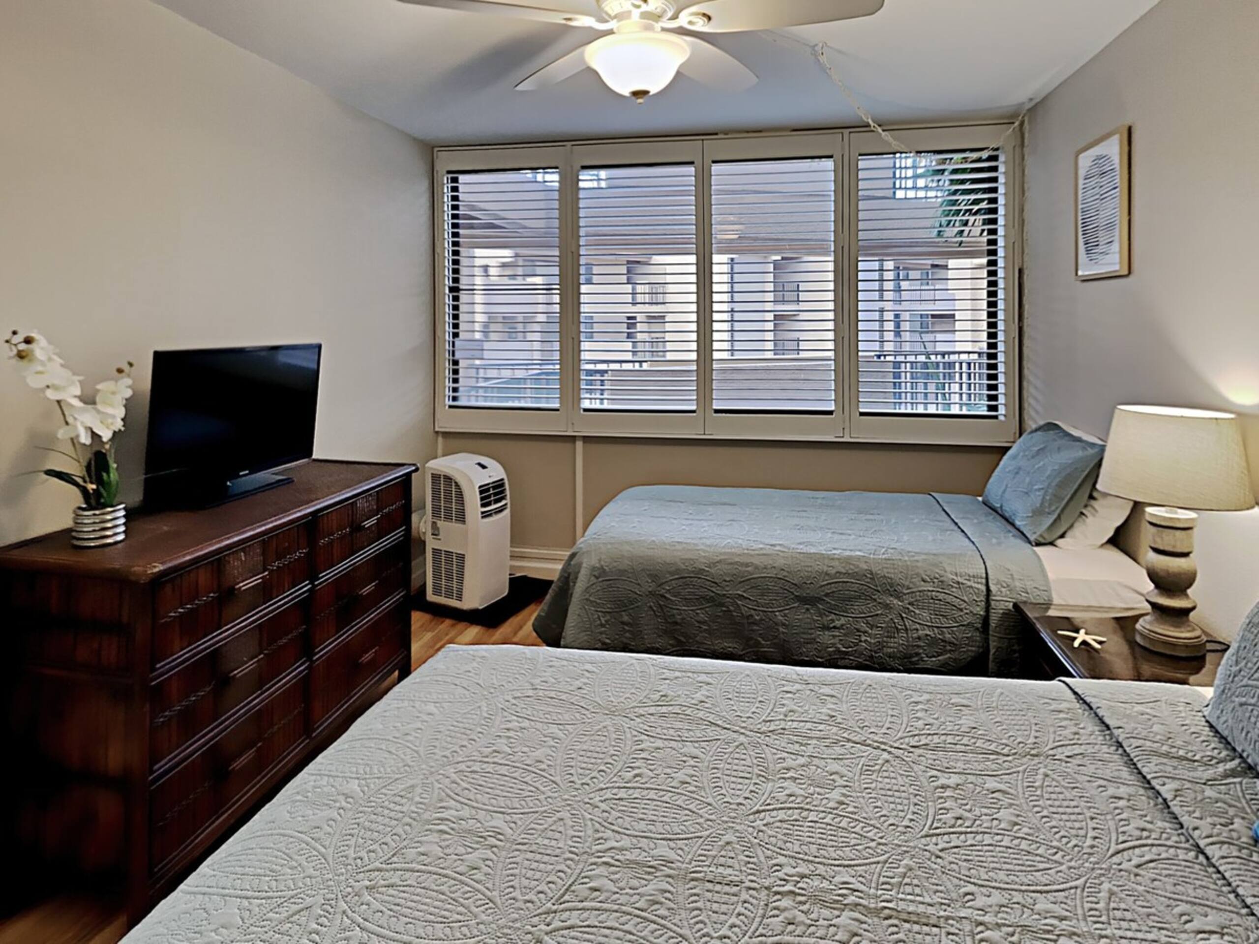 OCEANVIEWFULLY RENOVATEDREFINED ELEGANCE 2B/2B - Photo 18