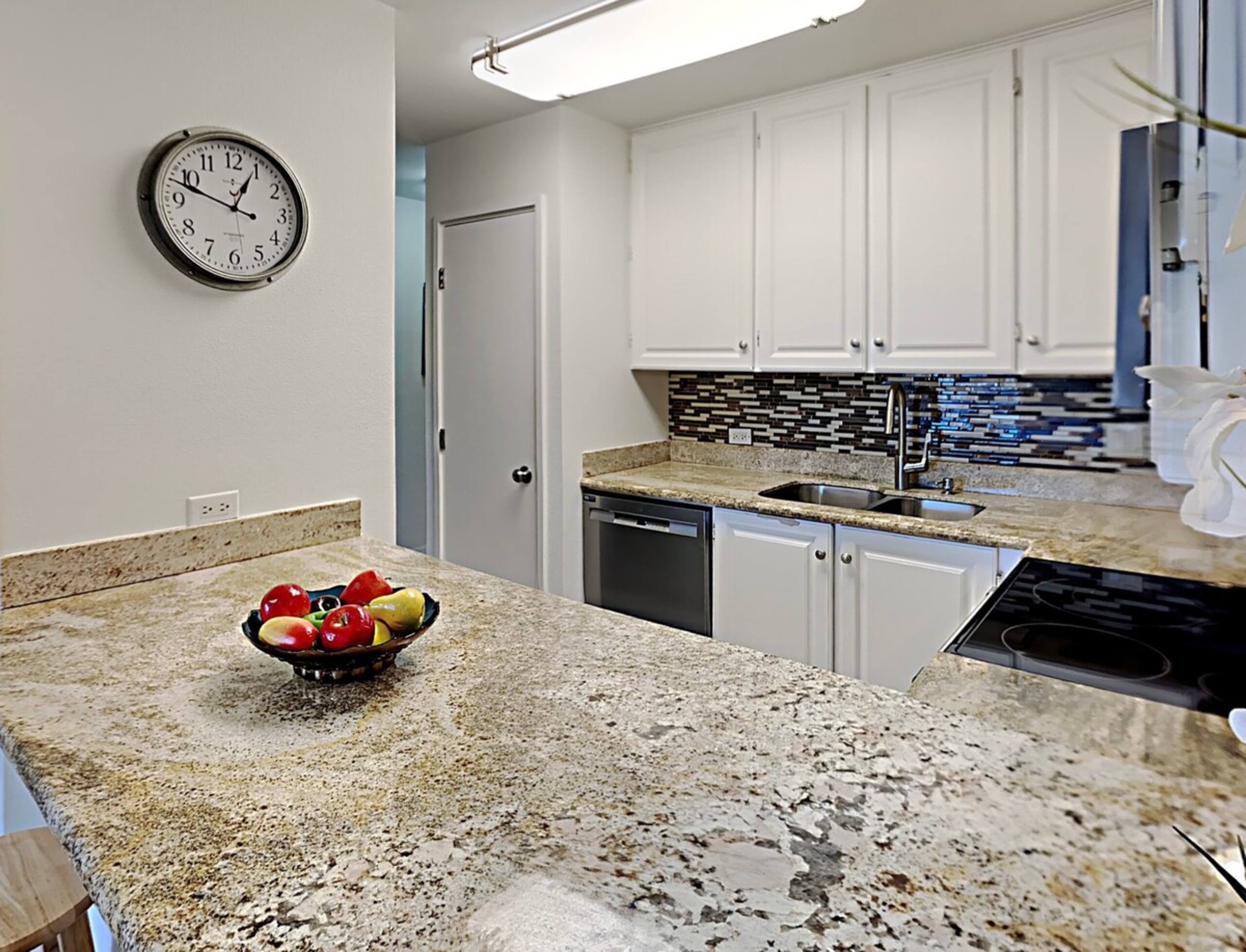 OCEANVIEWFULLY RENOVATEDREFINED ELEGANCE 2B/2B - Photo 9