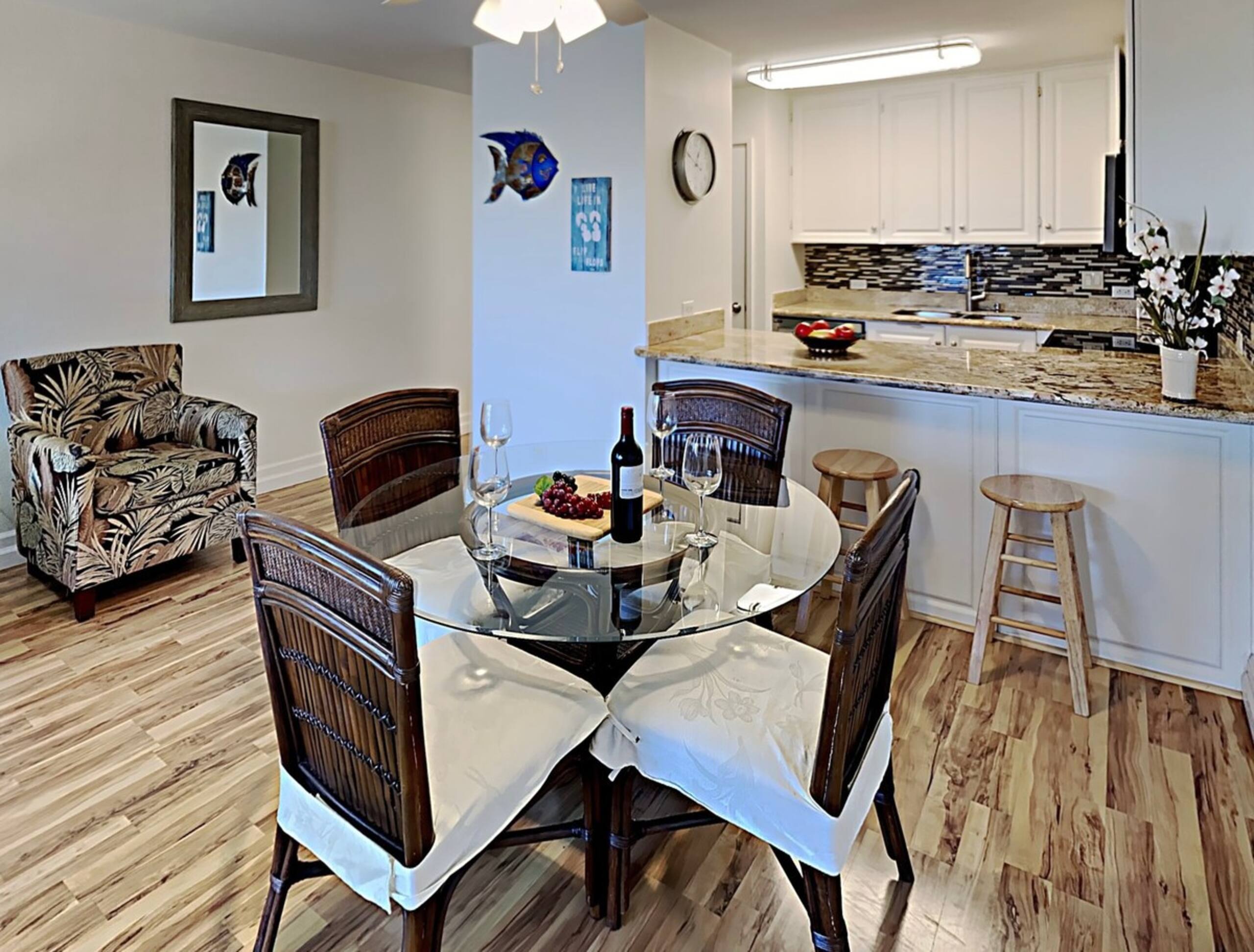 OCEANVIEWFULLY RENOVATEDREFINED ELEGANCE 2B/2B - Photo 14