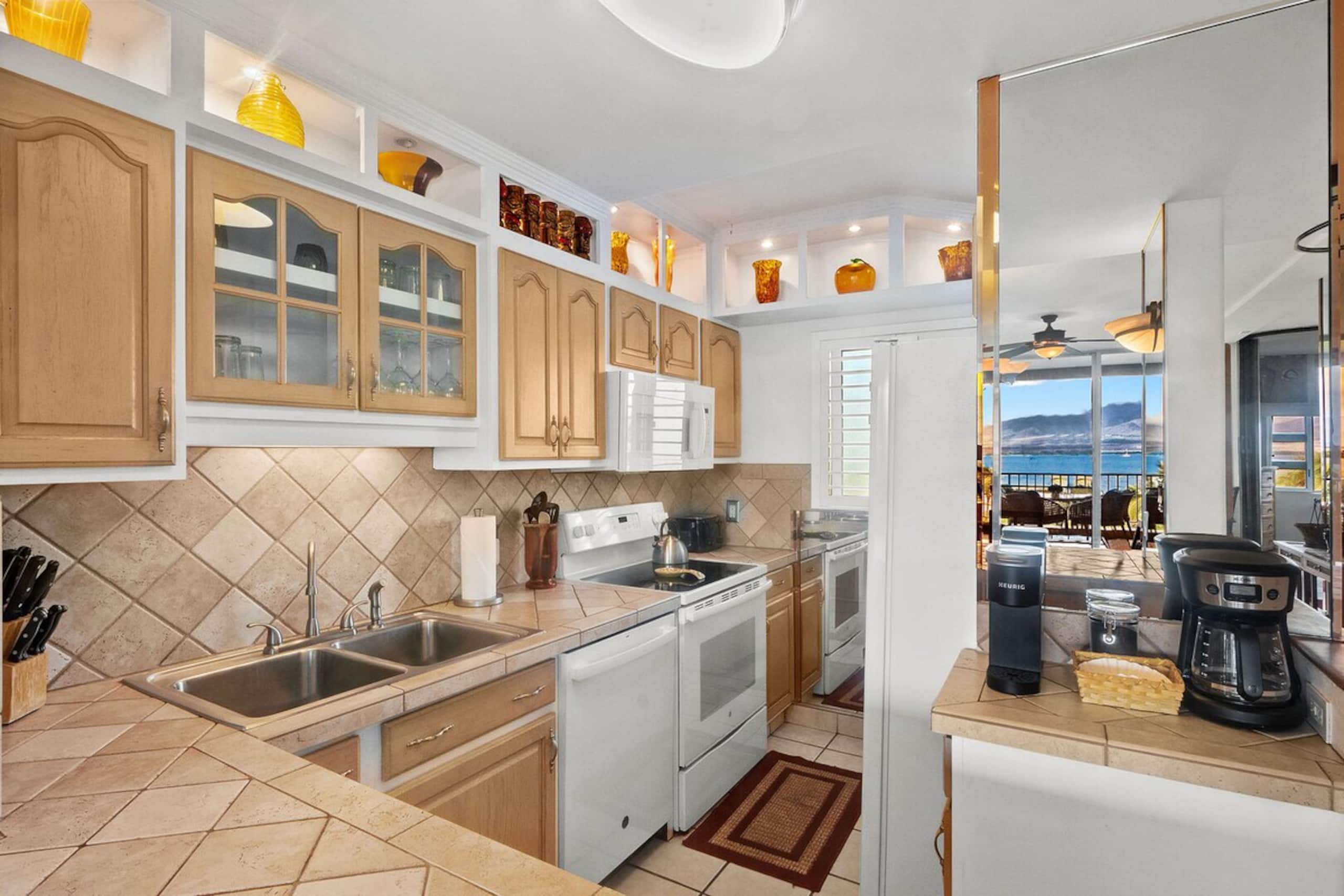 Menehune Shores 606 - Direct Ocean Front, Split AC - Photo 19