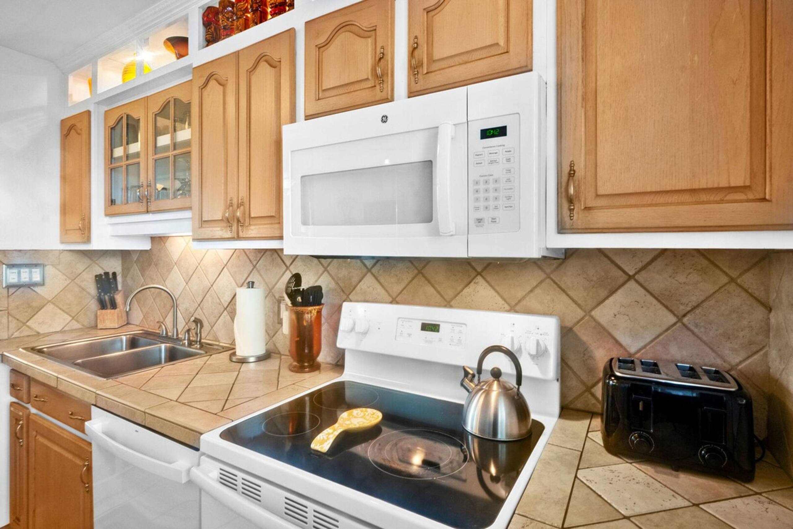 Menehune Shores 606 - Direct Ocean Front, Split AC - Photo 55