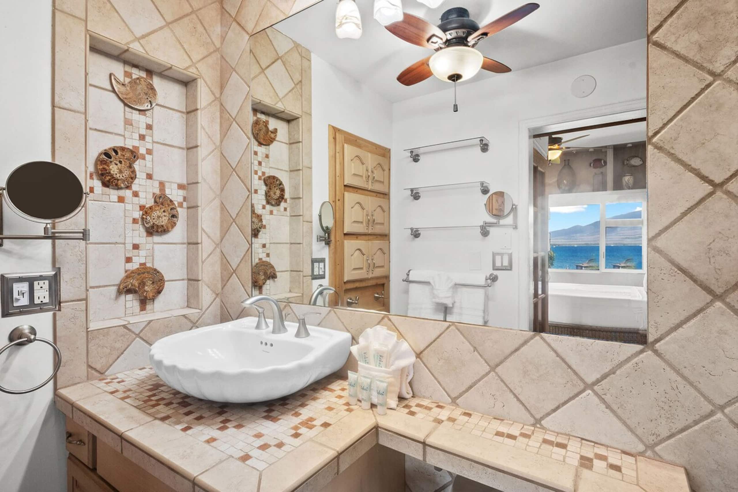 Menehune Shores 606 - Direct Ocean Front, Split AC - Photo 32