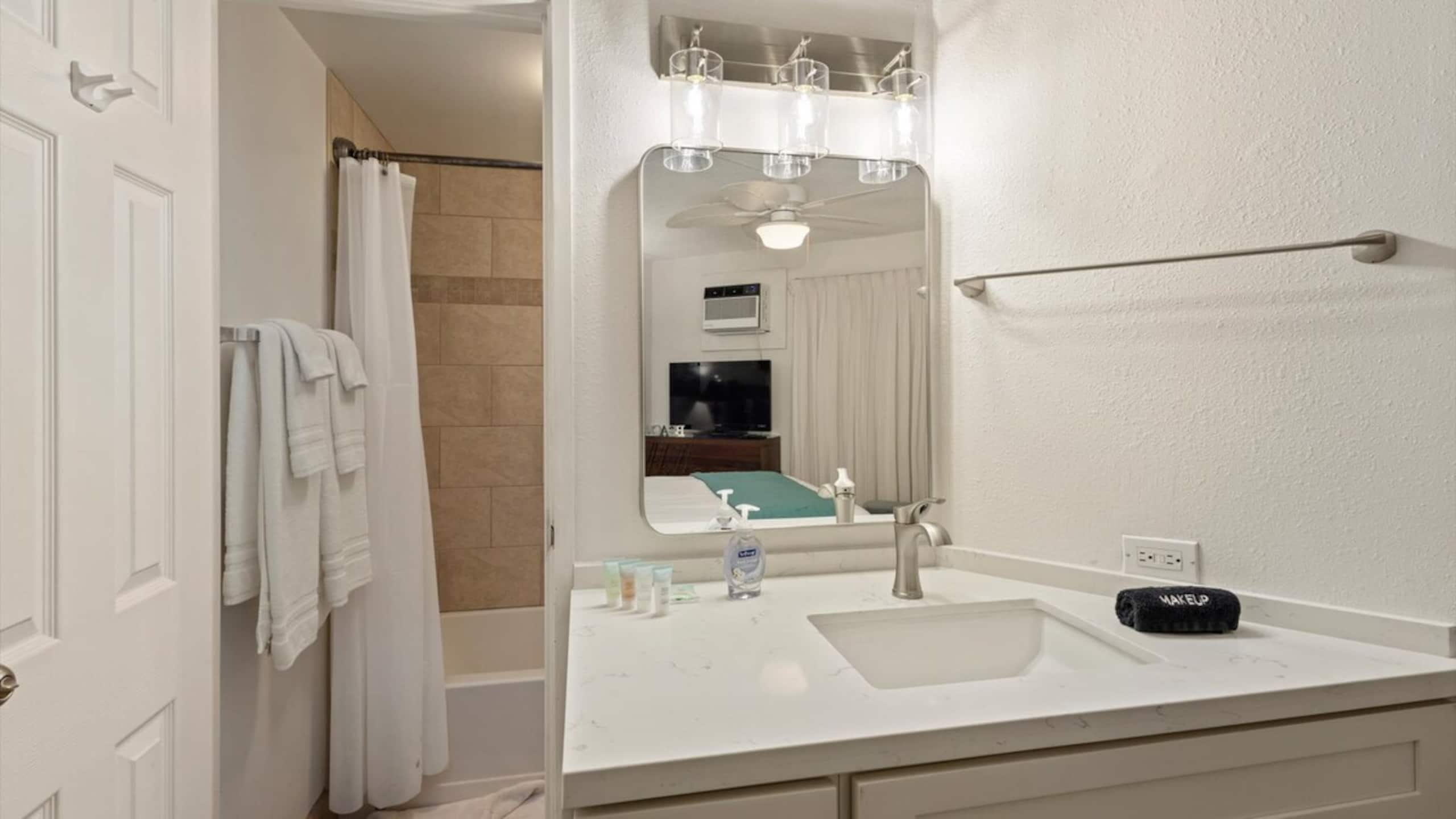 Beachfront sunset, 2 baths, AC, hot tub - Photo 32
