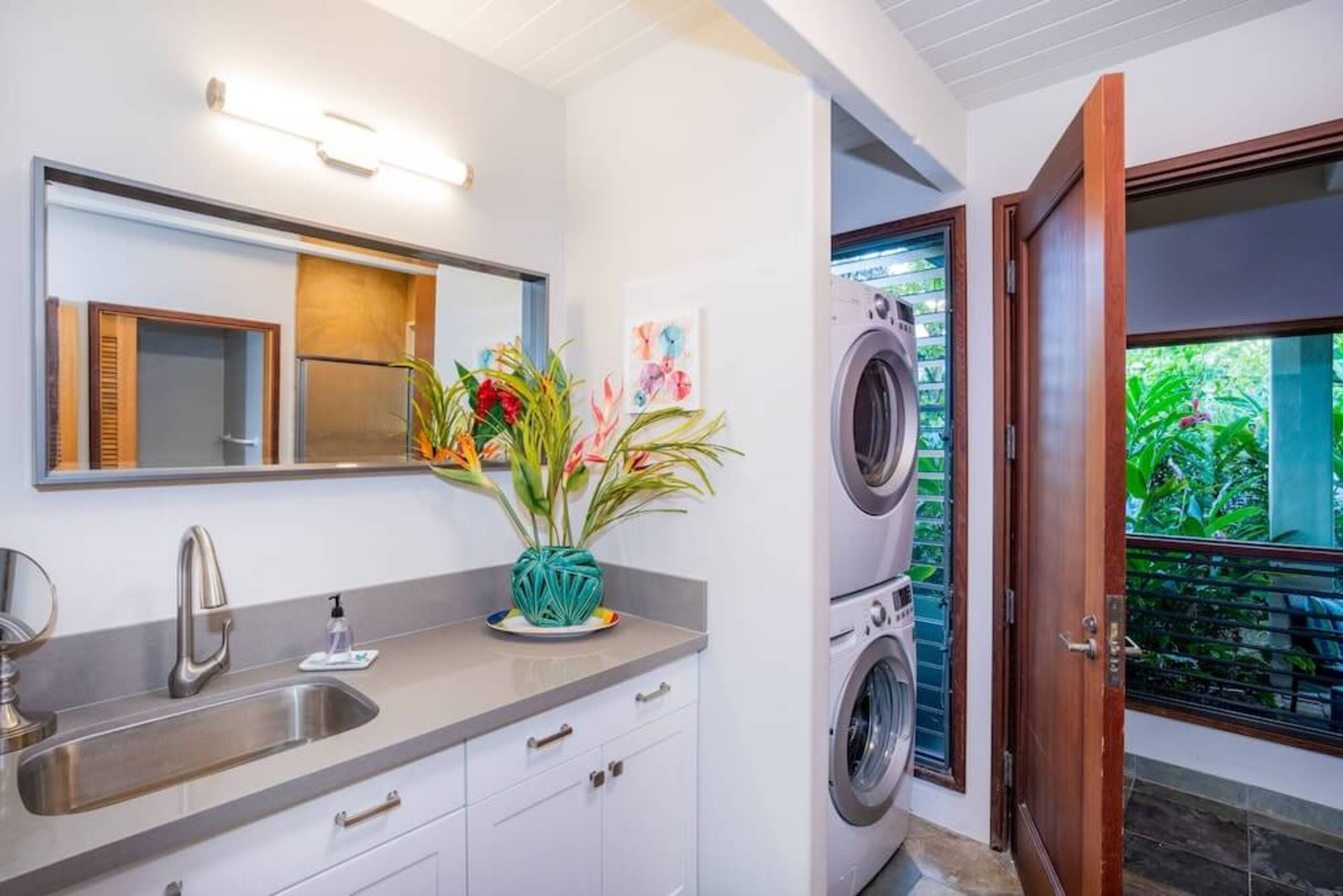 Sunlit Luxe Home Ocean Vista + Sunsets + Full AC - Photo 37