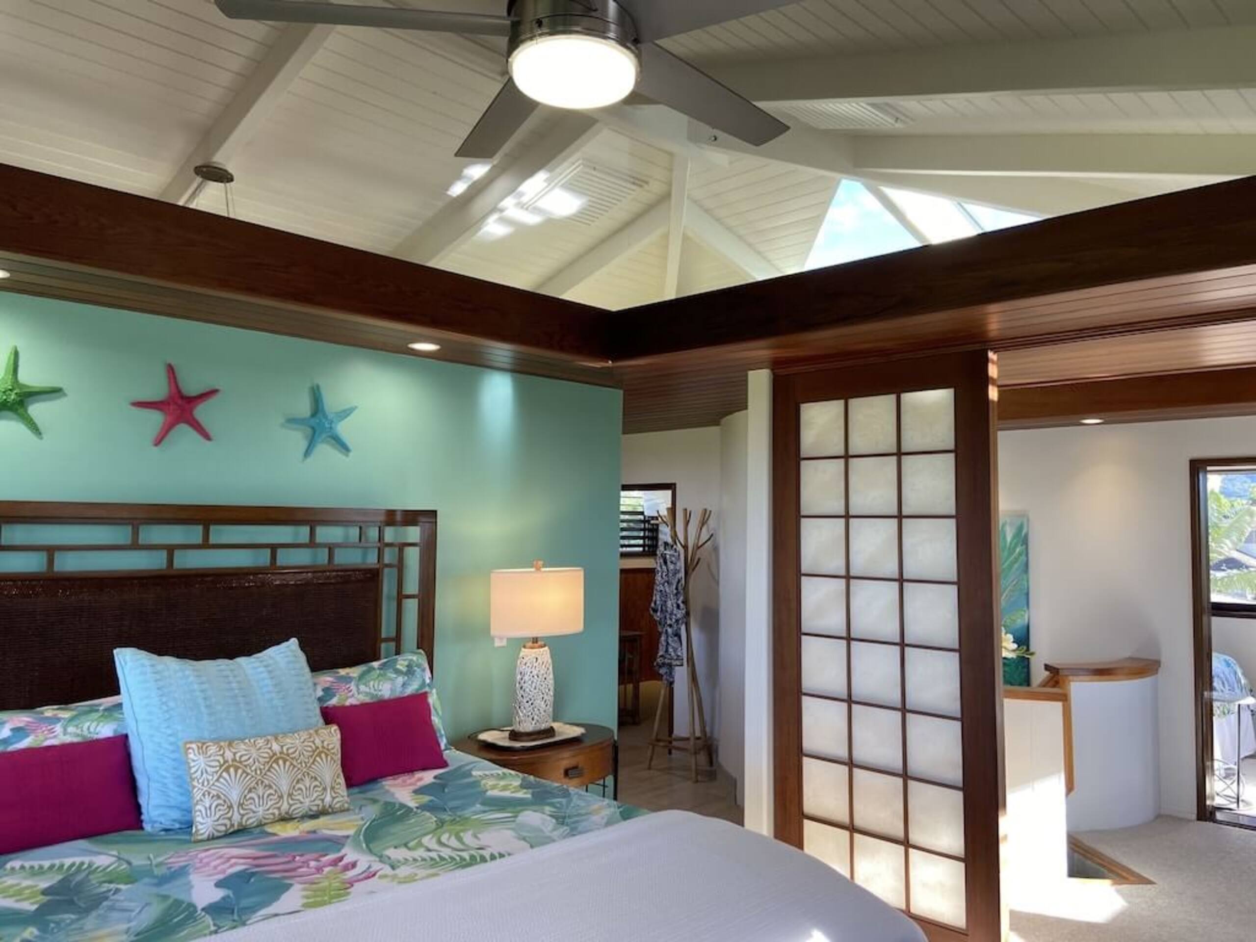 Sunlit Luxe Home Ocean Vista + Sunsets + Full AC - Photo 19
